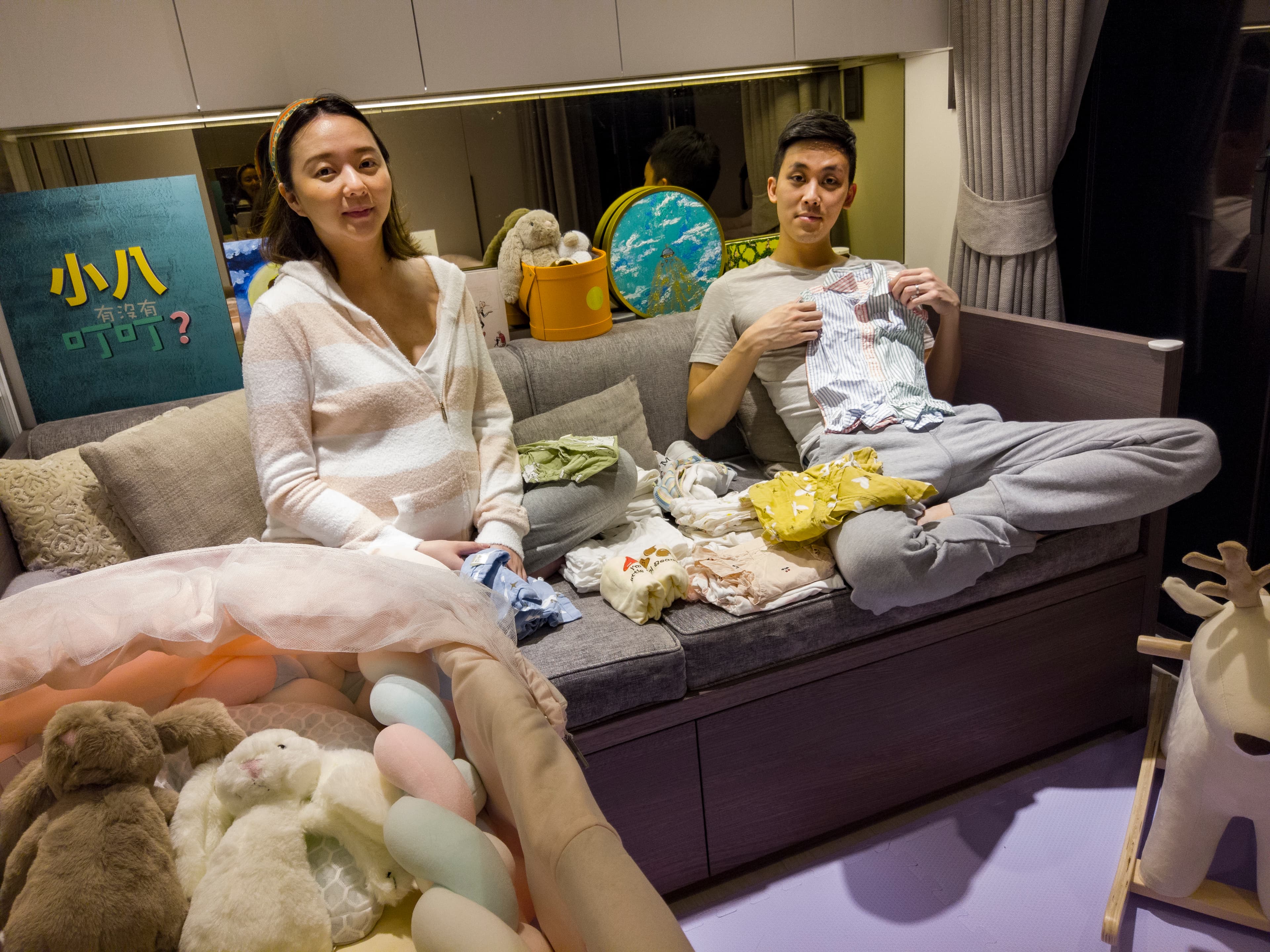 倪嘉昇夫妻收到很多朋友送給女兒「小八」的禮物。（倪嘉昇提供）