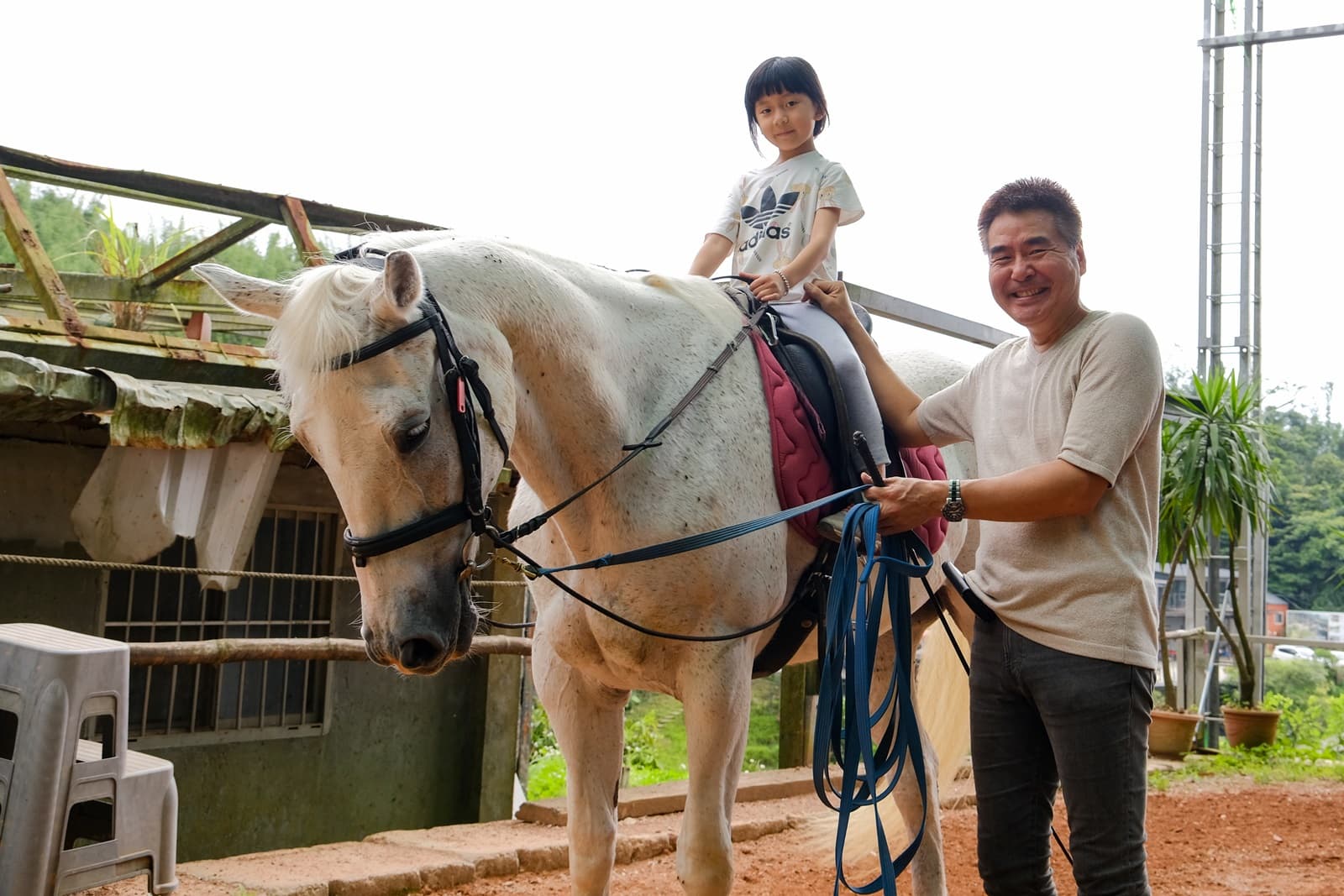 陶建宇教練（右）有28年的豐富經驗，且對推廣馬術十分熱心。