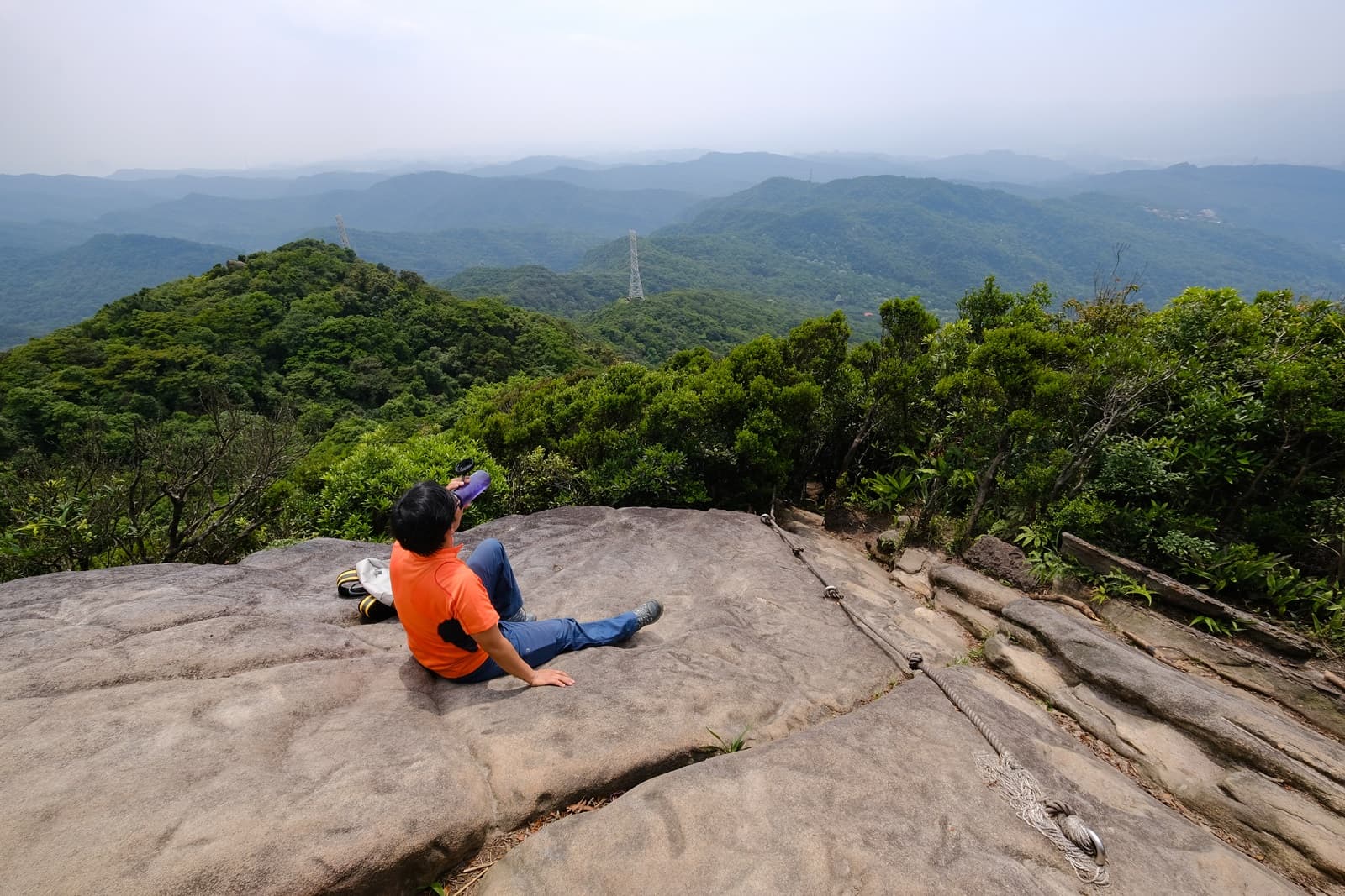 新山巨石林立，很難想像自己身在台北都會區的邊緣。