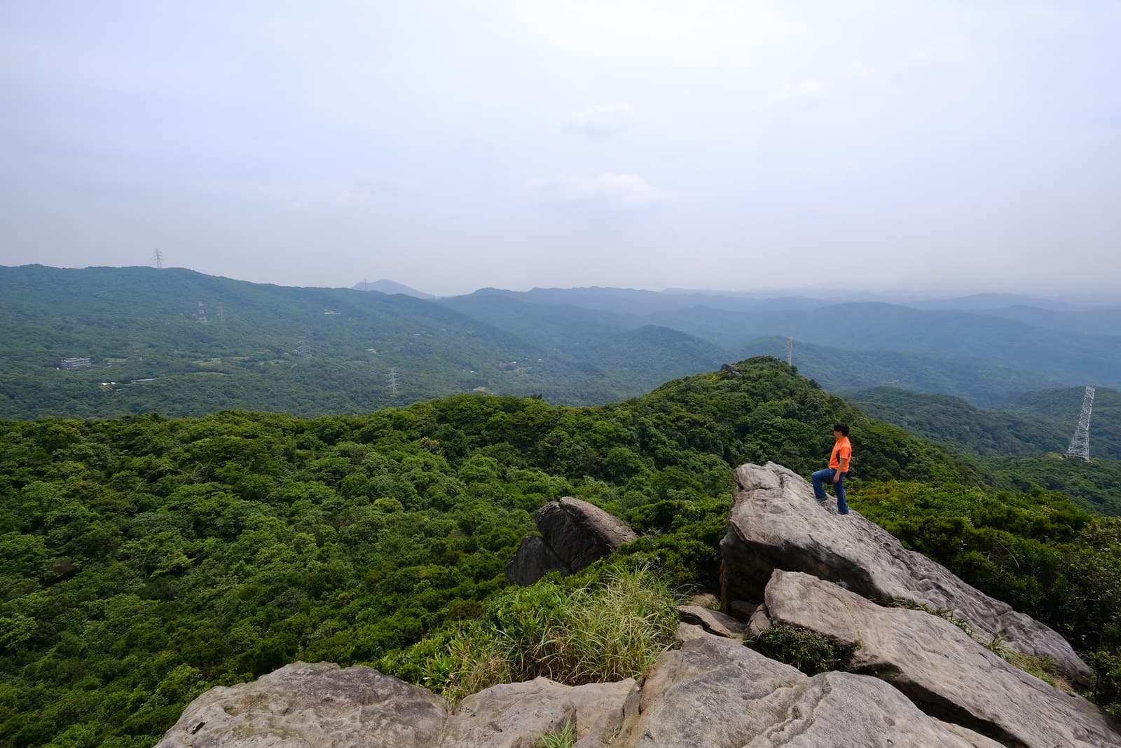 站在新山巨石上，可眺望五指山等山景。