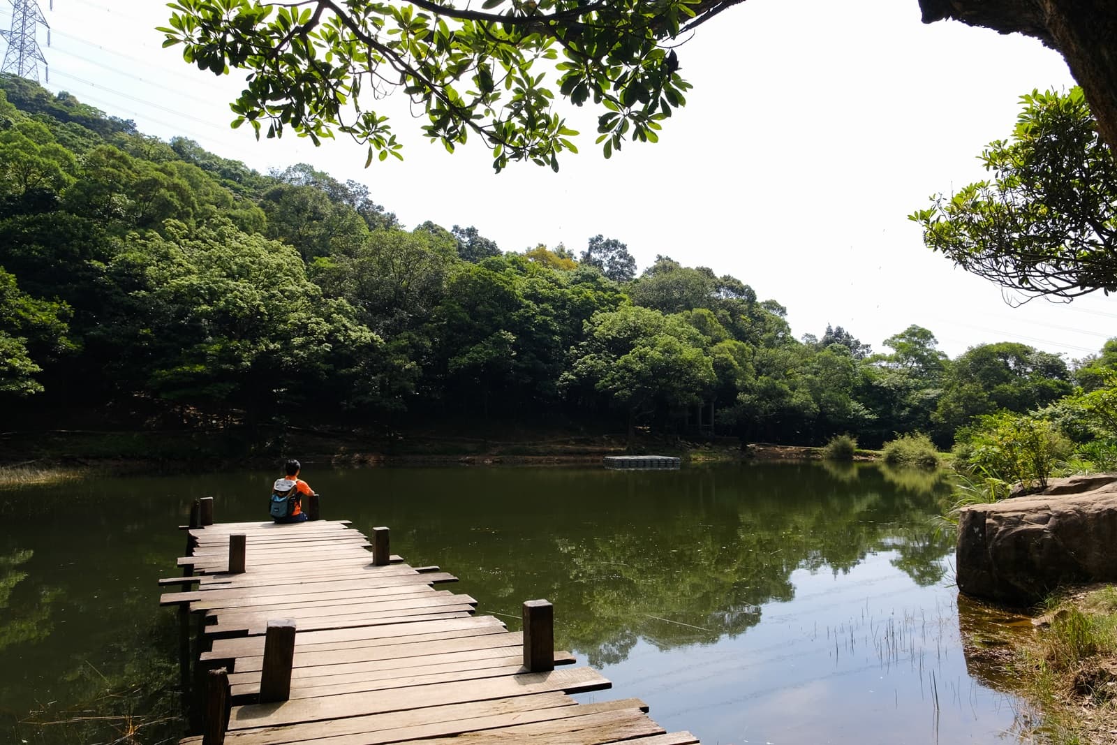 夢湖倒映山景的寧靜湖面，帶著詩意。