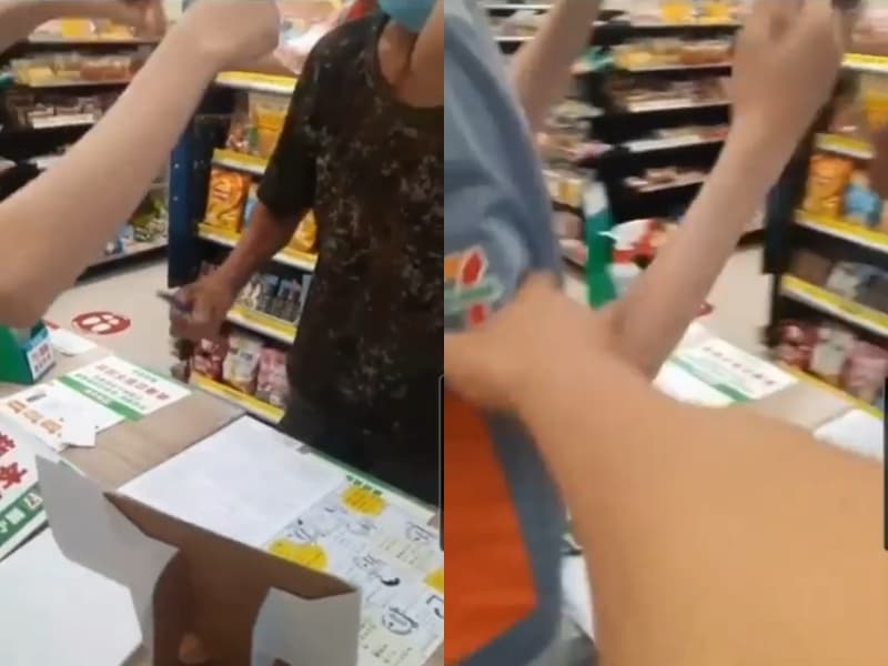 雖然路人男狂嗆迷彩男要戴好口罩，但超商店員要幫忙時卻又出手阻止。（翻攝自「爆怨2公社」）