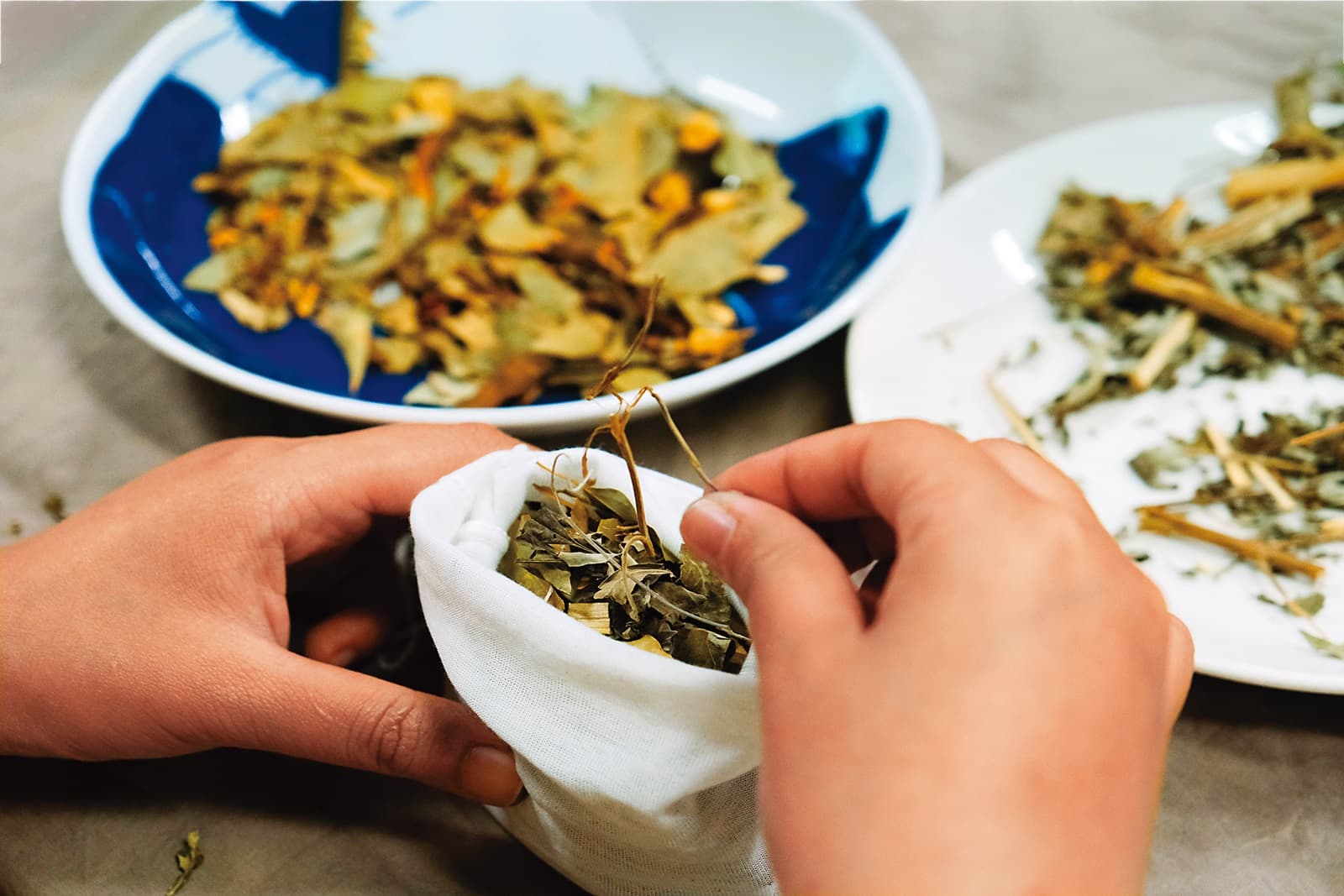 以艾草等香草製作香包，不但香氣濃郁，還有祈福作用。