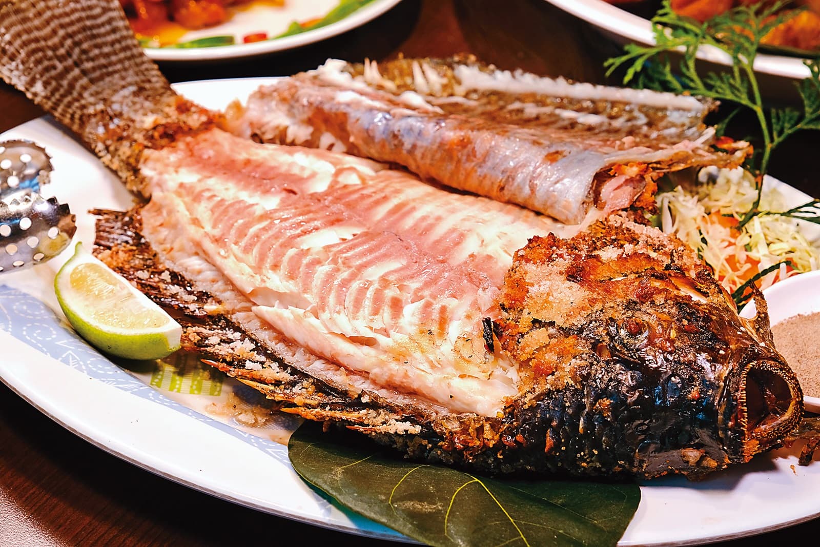 「山水香烤魚」以山泉水養殖的吳郭魚，肉嫩鮮美，原味最好吃。（500元／份）