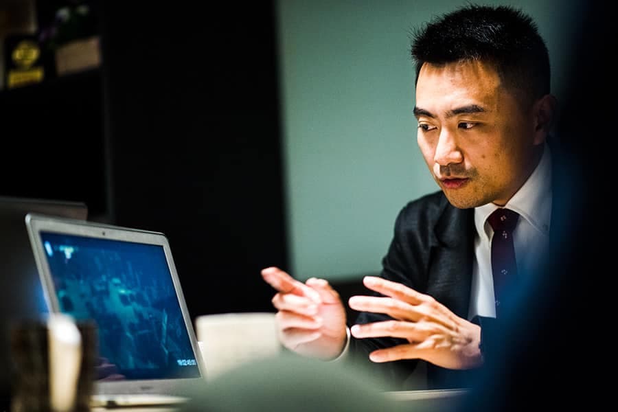 律師李宣毅即使是客串當演員也非常專業，可以配合拍攝需要，不厭其煩一次又一次的講出律師的台詞。（海鵬電影提供）