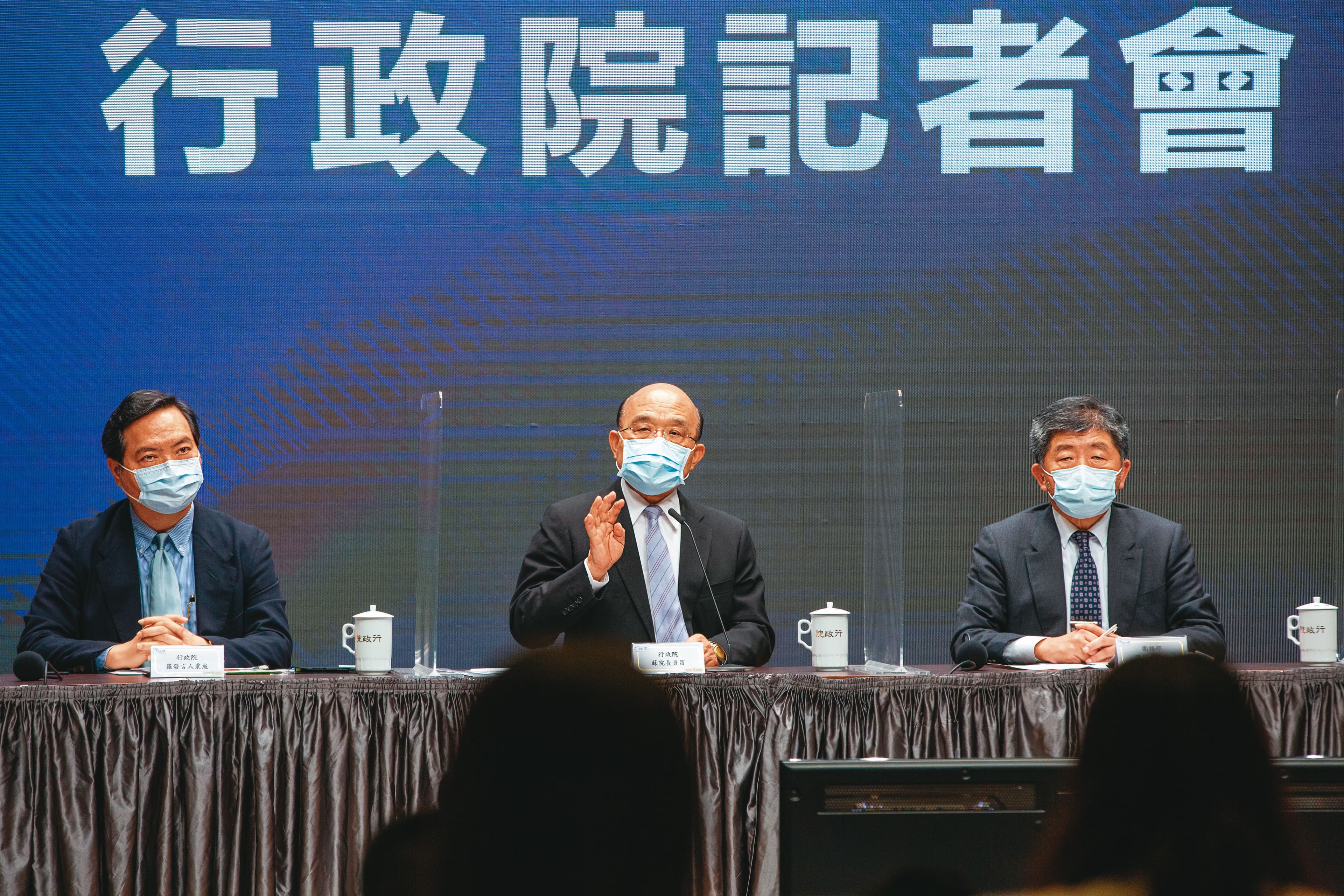 因應疫情帶來的衝擊，蘇貞昌積極與衛福部及各部會單位溝通協調，提出8,400億元紓困特別預算。
