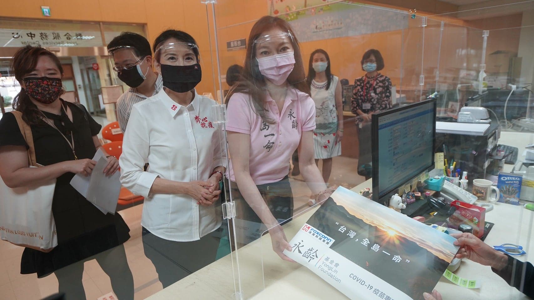 郭台銘今天請太太曾馨瑩為代表，遞交申請疫苗相關文件。（翻攝自郭台銘臉書）