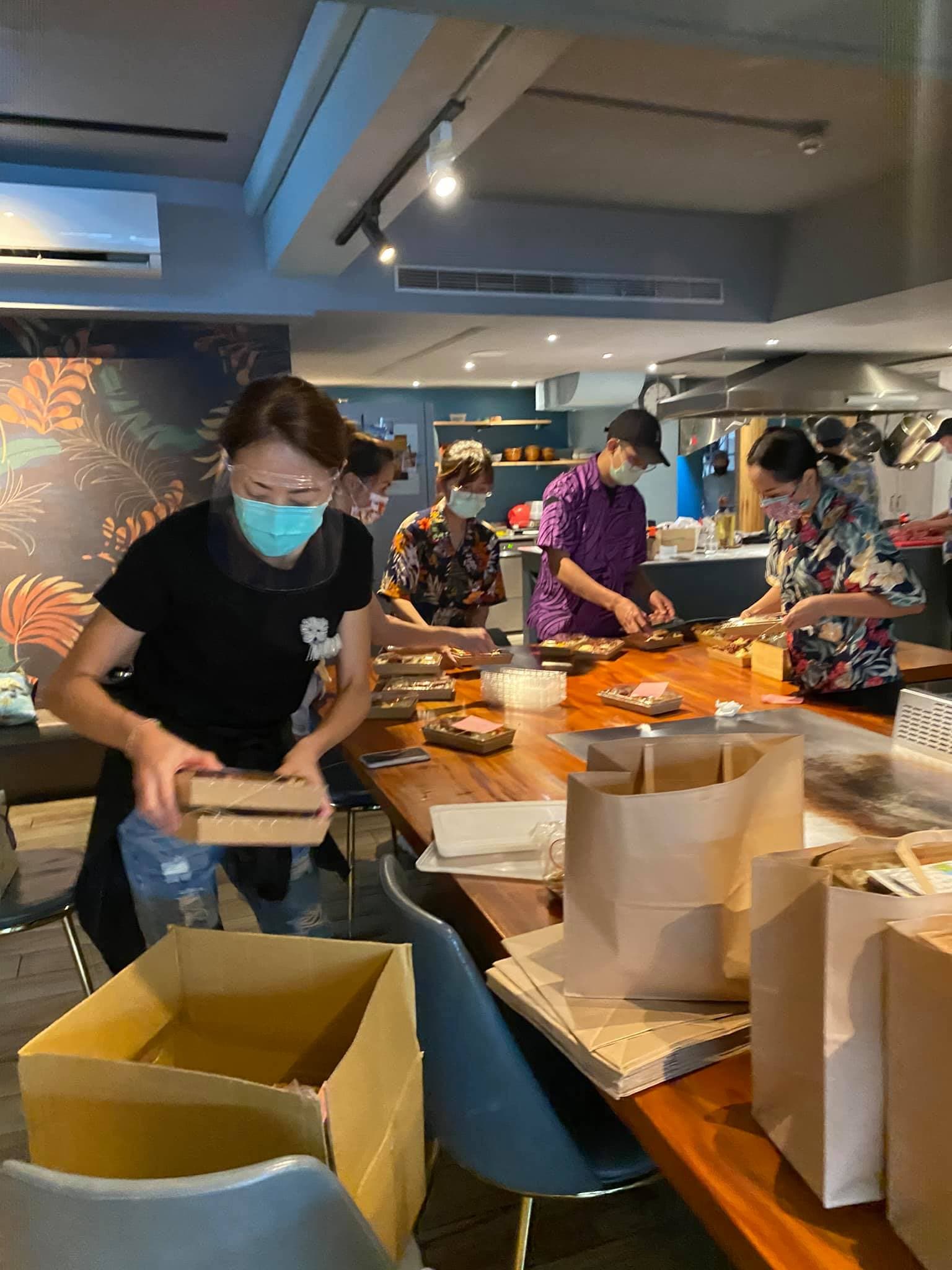 賈永婕到餐廳幫忙包貨。（翻攝賈永婕臉書）