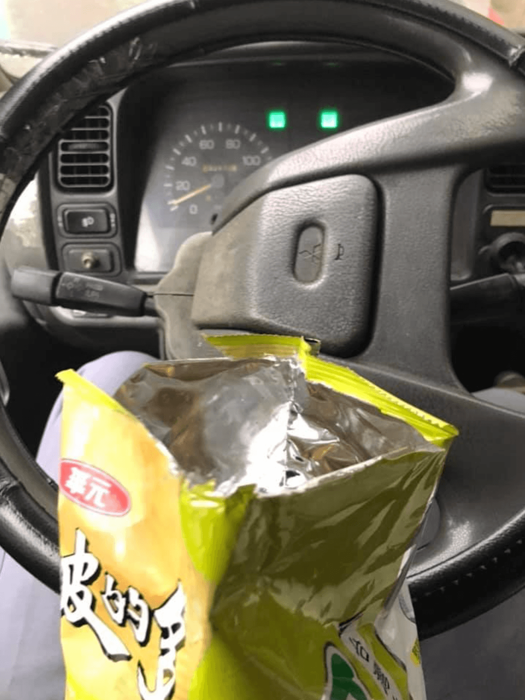 一名物流司機表示自己獨自在車上吃零食，卻遇到「正義魔人」要檢舉「沒戴口罩」。（翻攝自爆怨2公社臉書）