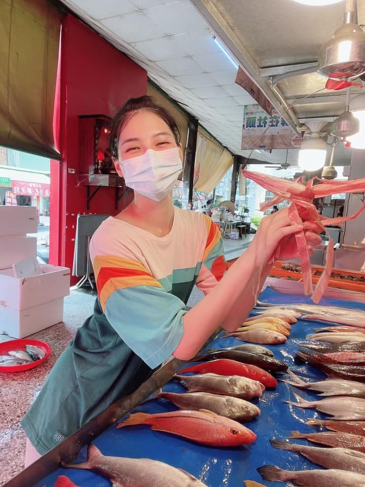 正妹阿澎先前賣魚的照片在網路瘋傳,因此有最美魚販之稱。(翻攝自劉心語-阿澎臉書)
