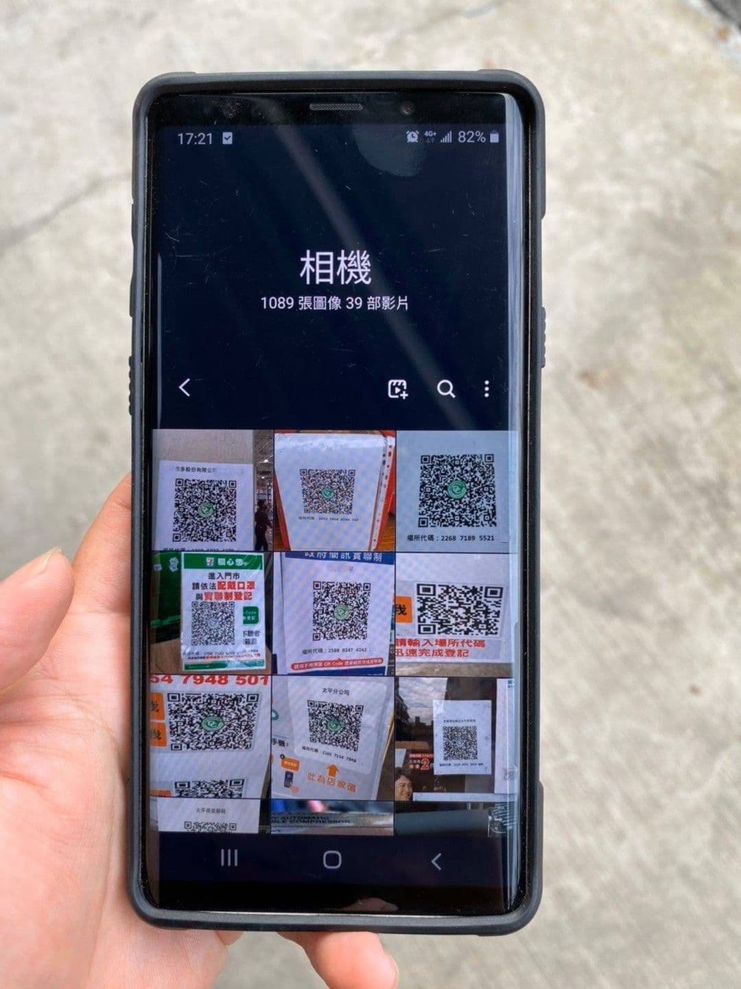 阿伯並未正確掃描QR Code，而是用相機功能拍下條碼。（翻攝自爆廢公社公開版）