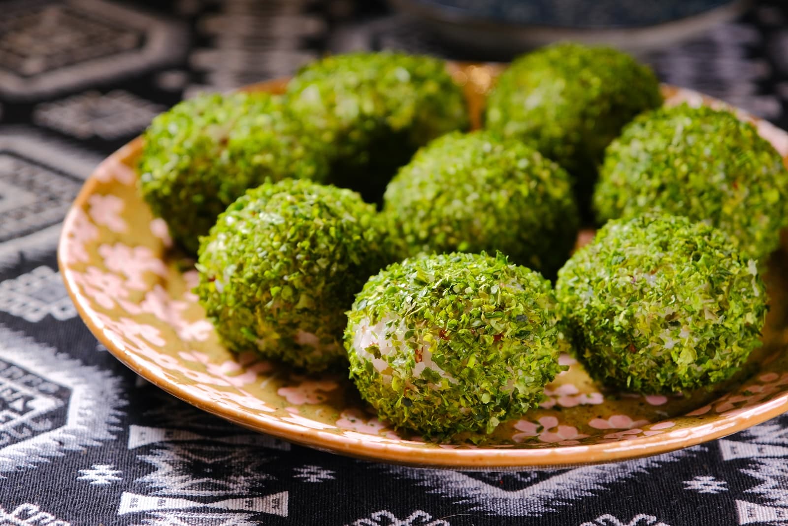 「日式海苔飯糰」以有黏性的米飯，裹沾上特調海苔粉，滋味獨特。（套餐搭配菜色）