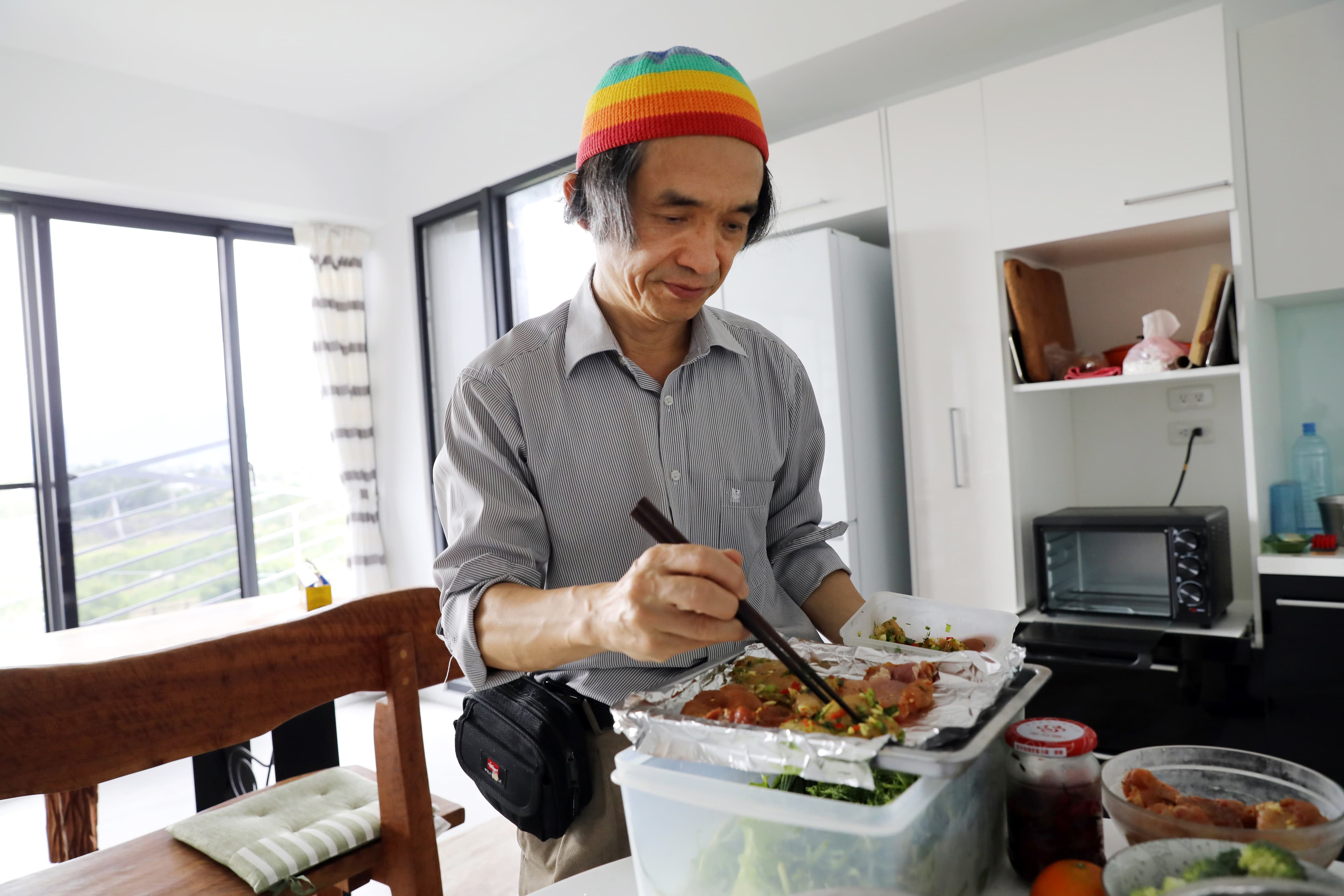 送走父母後，婦產科醫師江盛決定離開大醫院的工作，移民台東生活。人生下半場，他想找尋志同道合的人做點事。