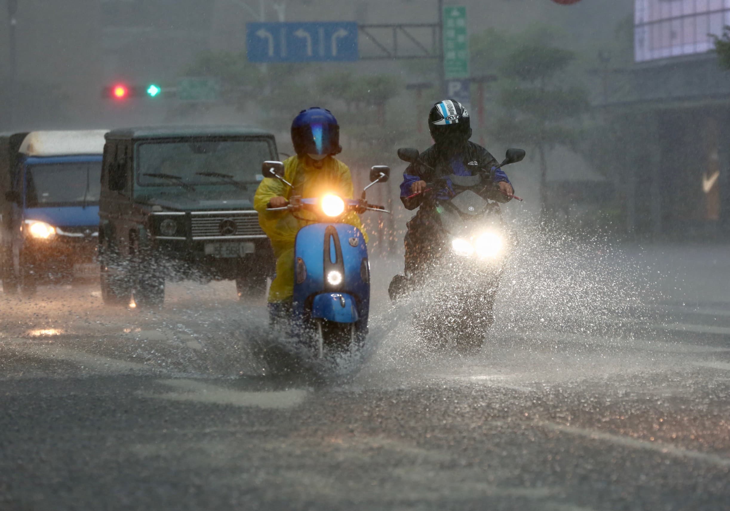 大豪雨襲台北市，信義區馬路陸續出現積水、淹水情形。