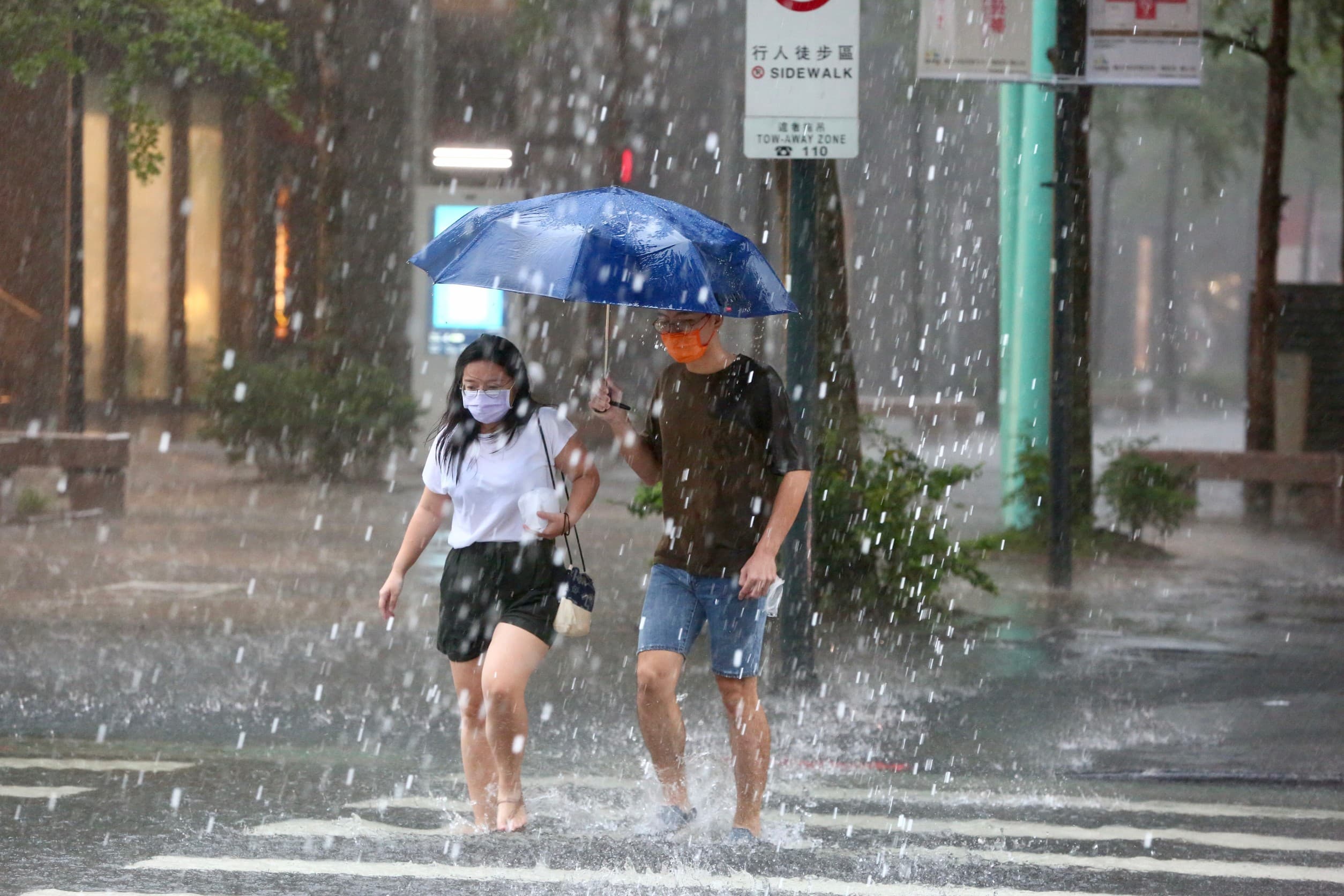 大豪雨襲台北市，信義區馬路陸續出現積水、淹水情形。