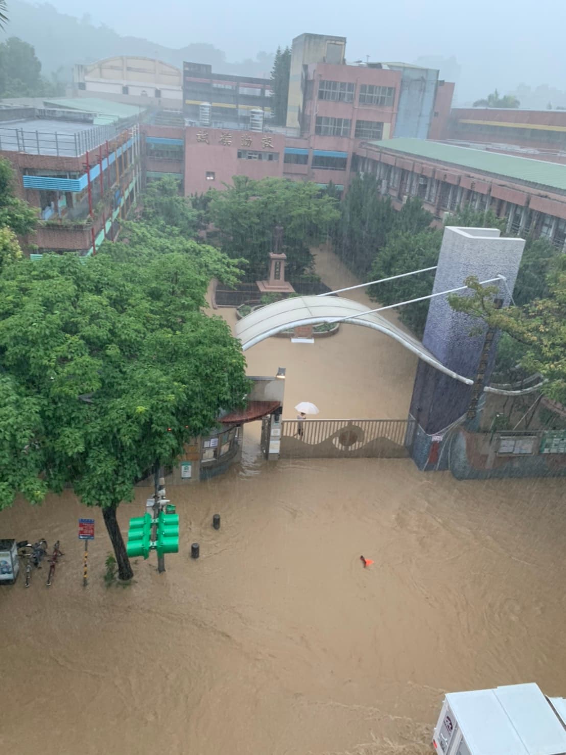 台北市吳興國小校門口淹大水。