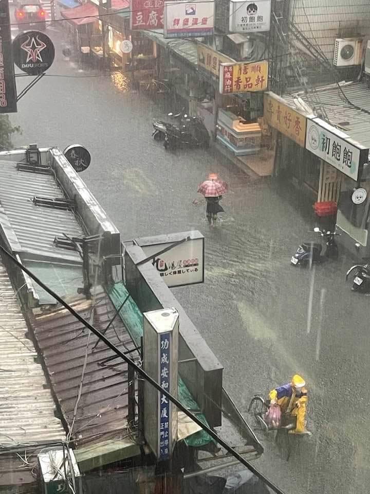 台北市通化街淹水情形。（網友提供）