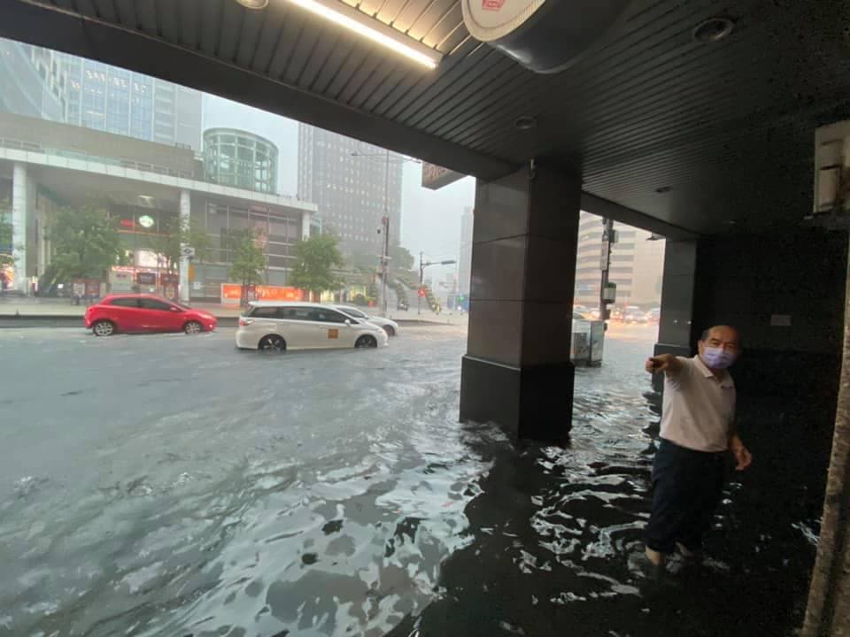 台北市府轉運站淹水。（翻攝自爆料公社臉書）