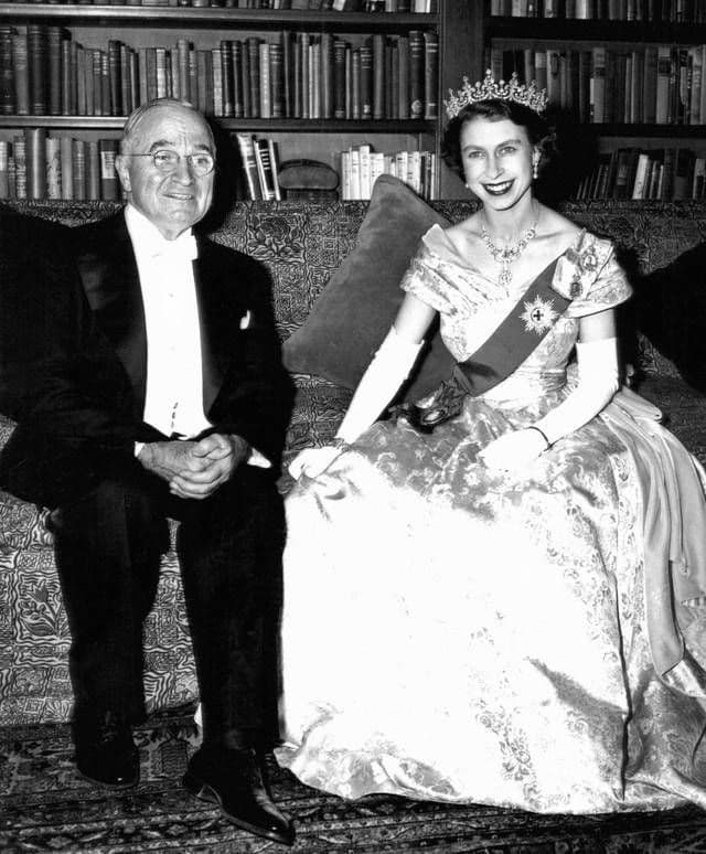 伊莉莎白二世1951年以公主身份首次見到時任美國總統杜魯門。（翻攝推特）
