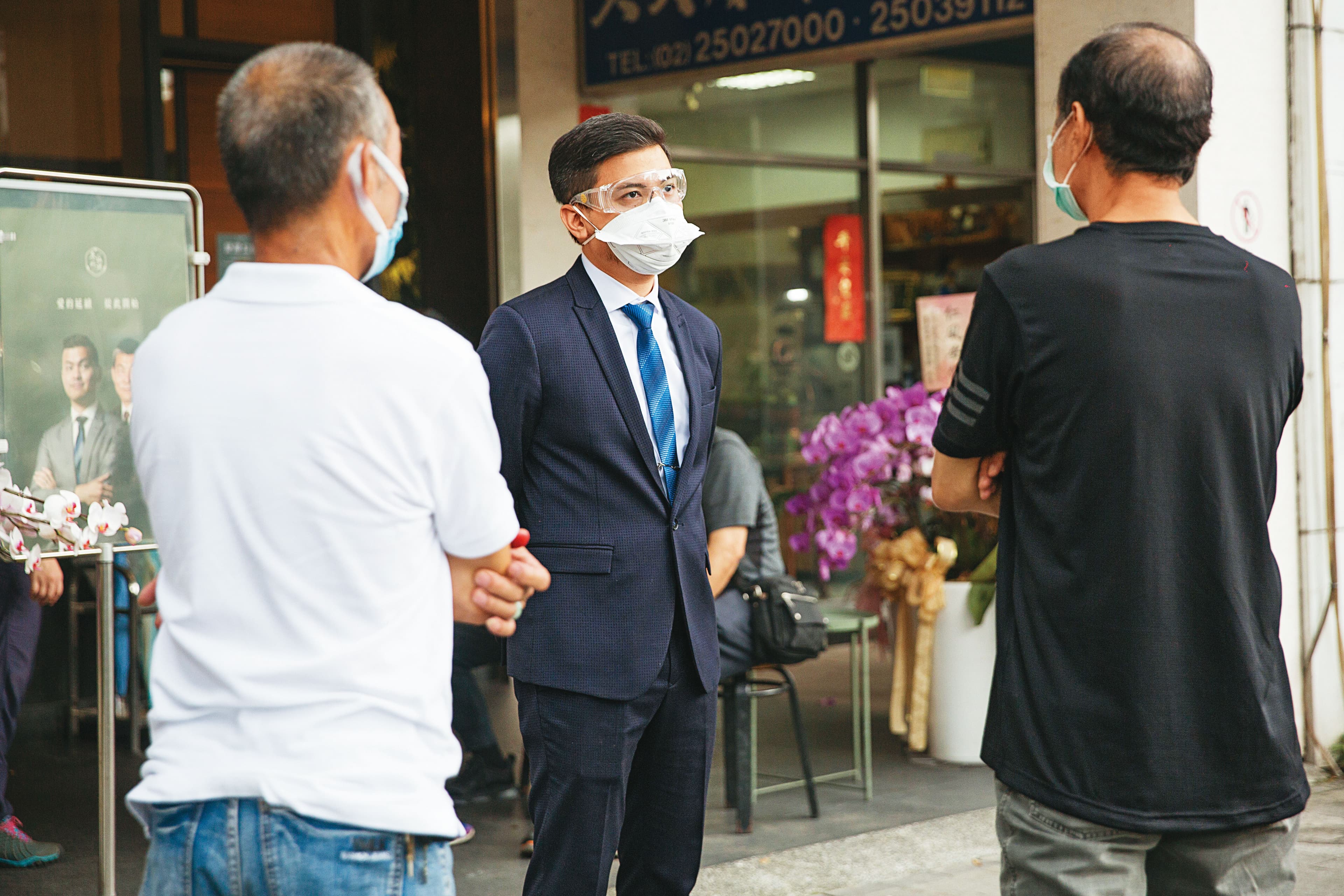 雖然沒有接觸新冠肺炎死亡患者，小冬瓜（中）還是會戴上口罩、護目鏡，與家屬保持距離，確保安全。