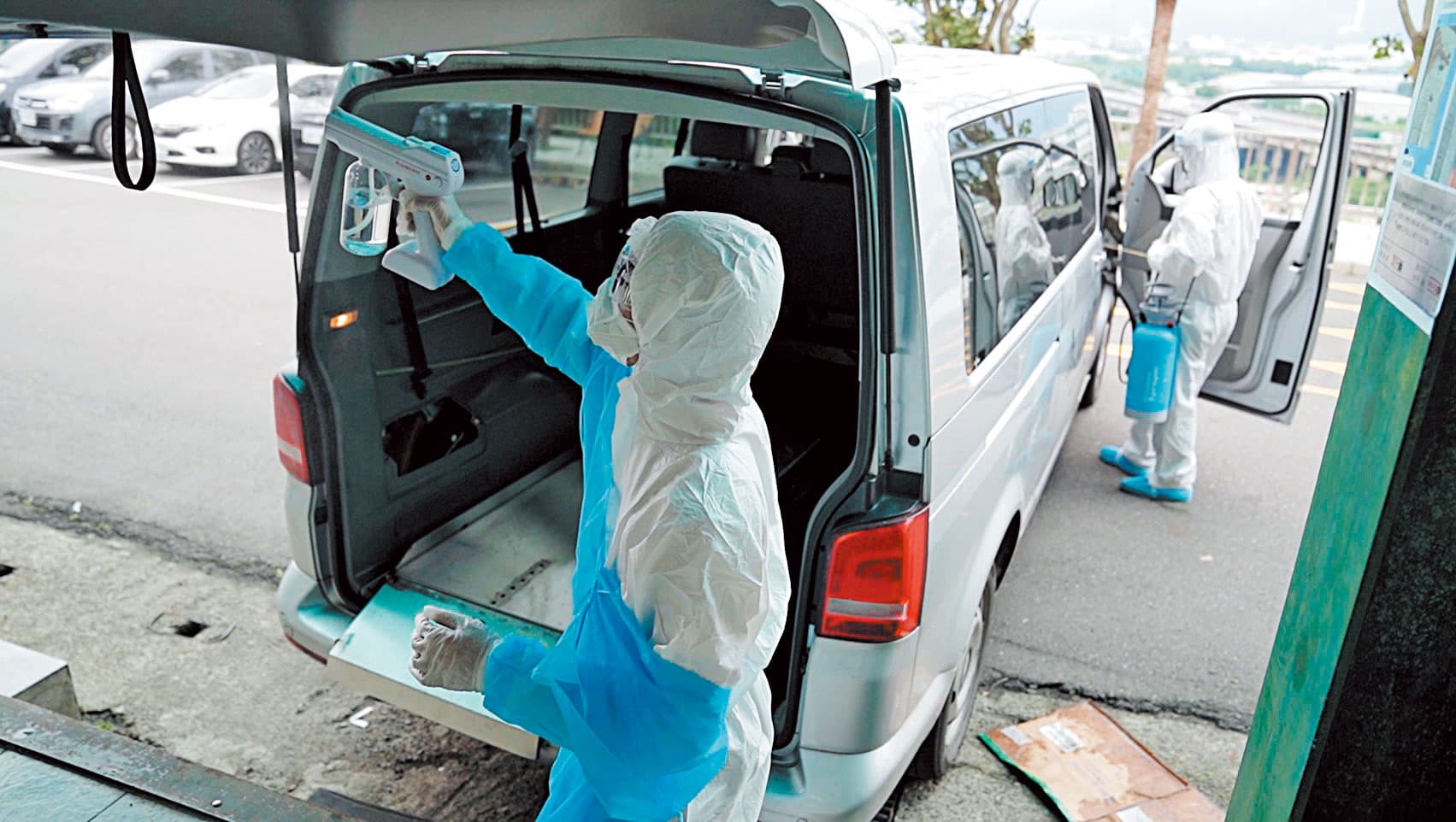 搬運、運送亡者的過程，每個步驟結束都會反覆消毒，車子也必須進行清消。（小冬瓜提供）