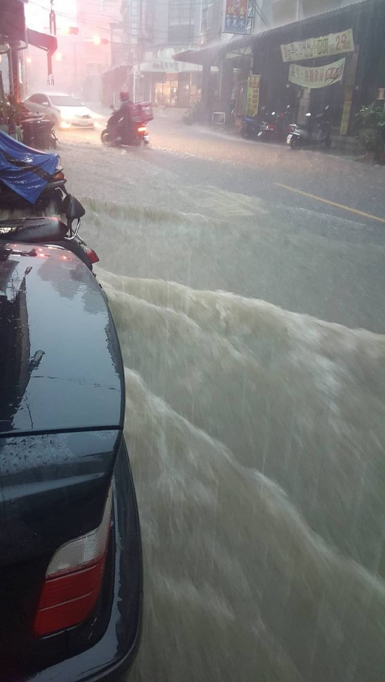 高雄金福地下道因暴雨淹水，聯結車也被困在積水中。（翻攝畫面）