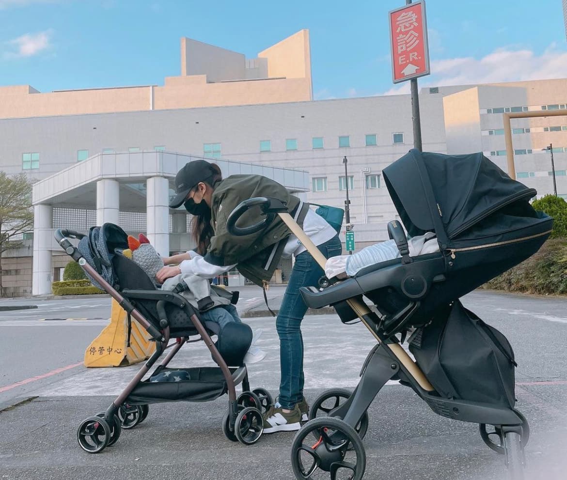 安以軒今年1月底帶著小孩到澳門與老公團聚，出發前還先帶小孩去做核酸檢測。（翻攝自安以軒微博）