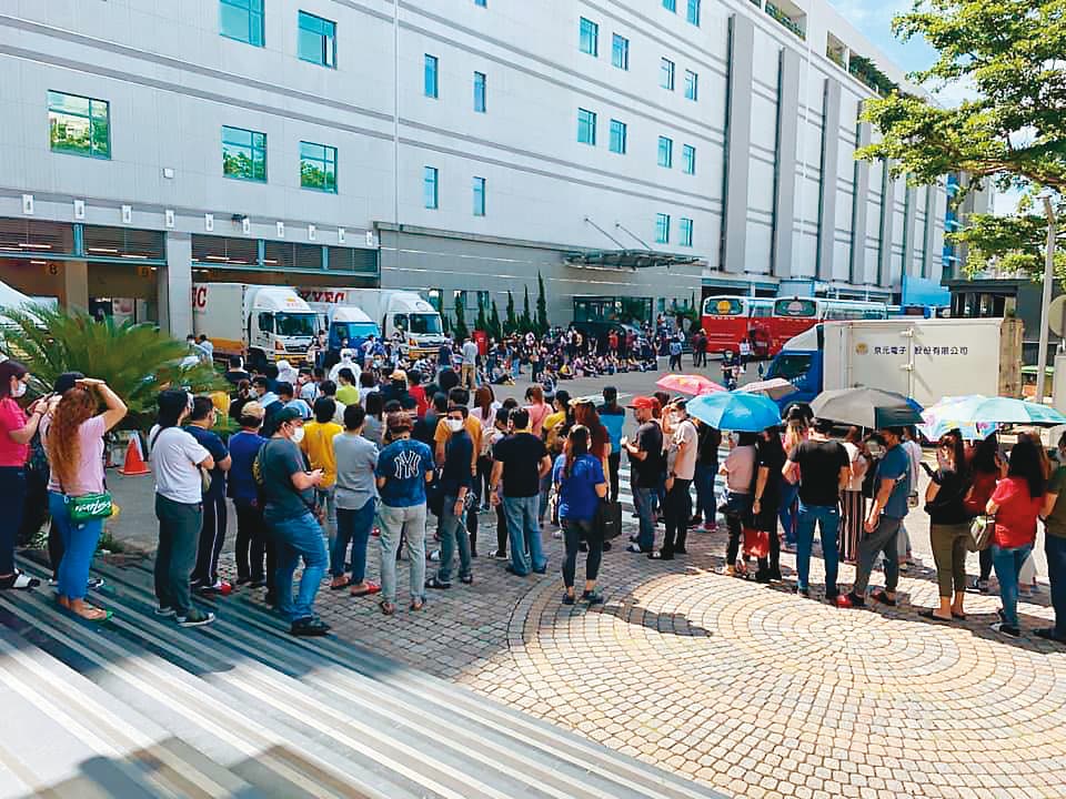 封測廠京元電爆發移工群聚感染，衝擊科技業，也讓台灣移工管理問題浮上檯面。（翻攝苗栗縣議員曾玟學臉書）