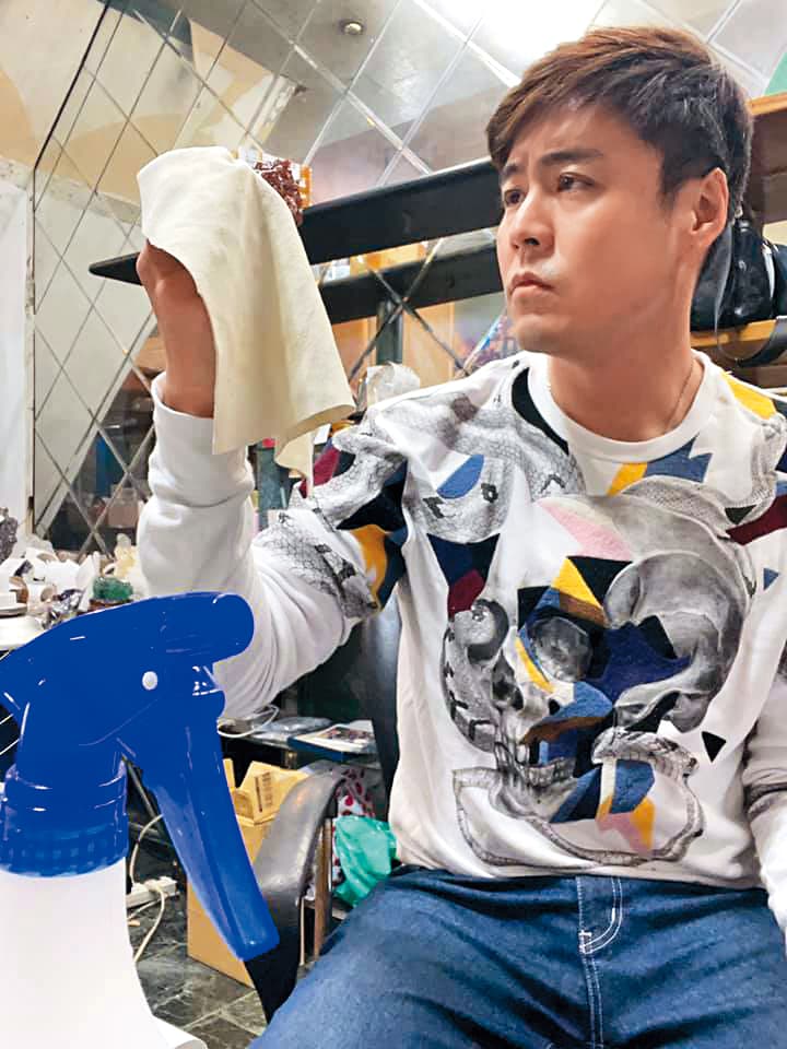空閒時，劉至翰會在臉書上銷售珠寶。（翻攝自劉至翰 Johnny Liu臉書）