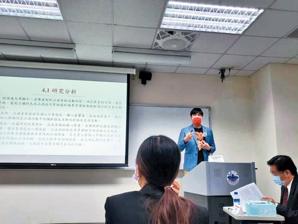 先前劉至翰（中）回學校參加研討會，並坦言自己因課業忙很少與外界互動。（翻攝自劉至翰 Johnny Liu臉書）