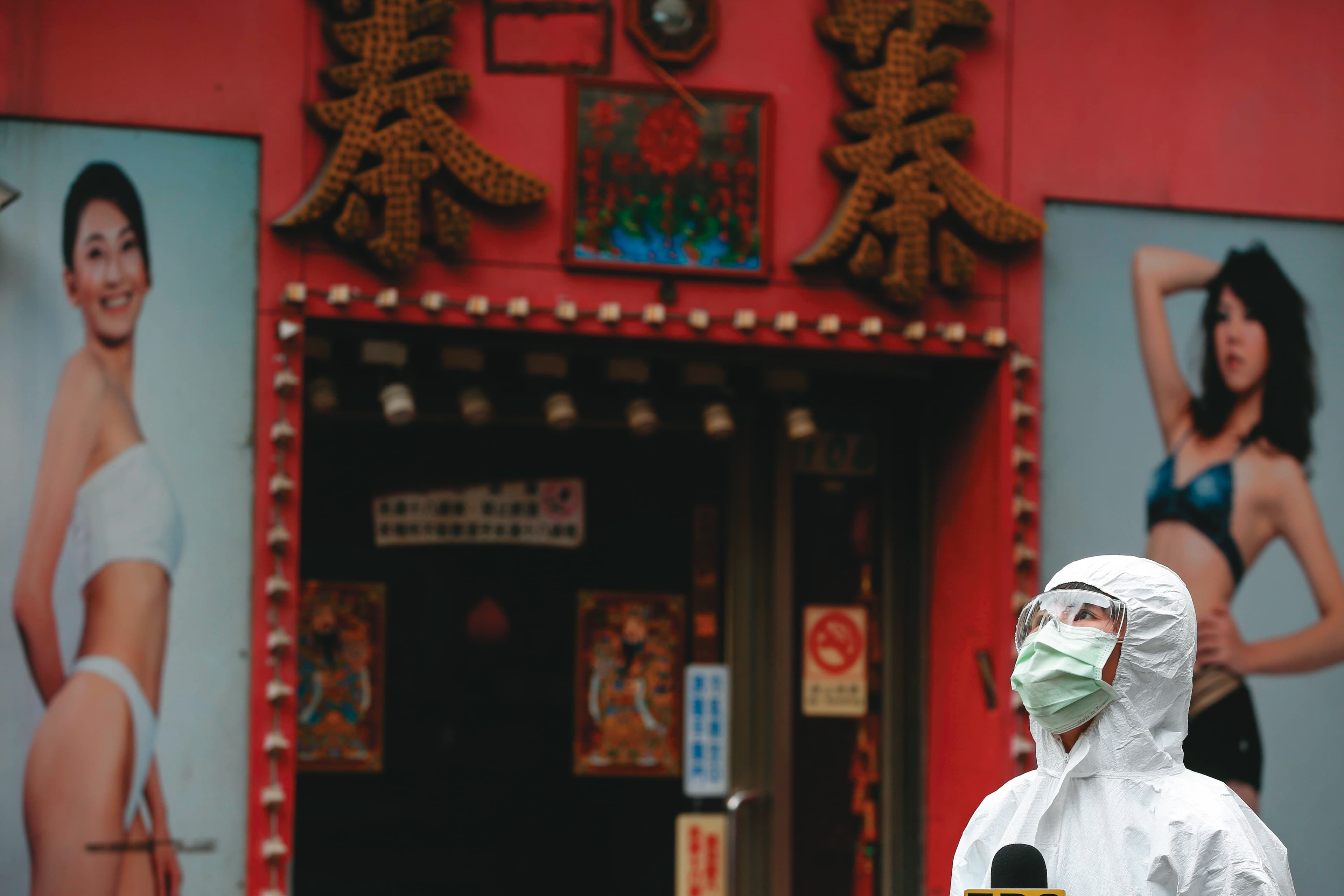 陳建仁認為茶藝館的群聚型態特殊、服務員流動性高，是這波本土疫情在短期內大爆發的主因。