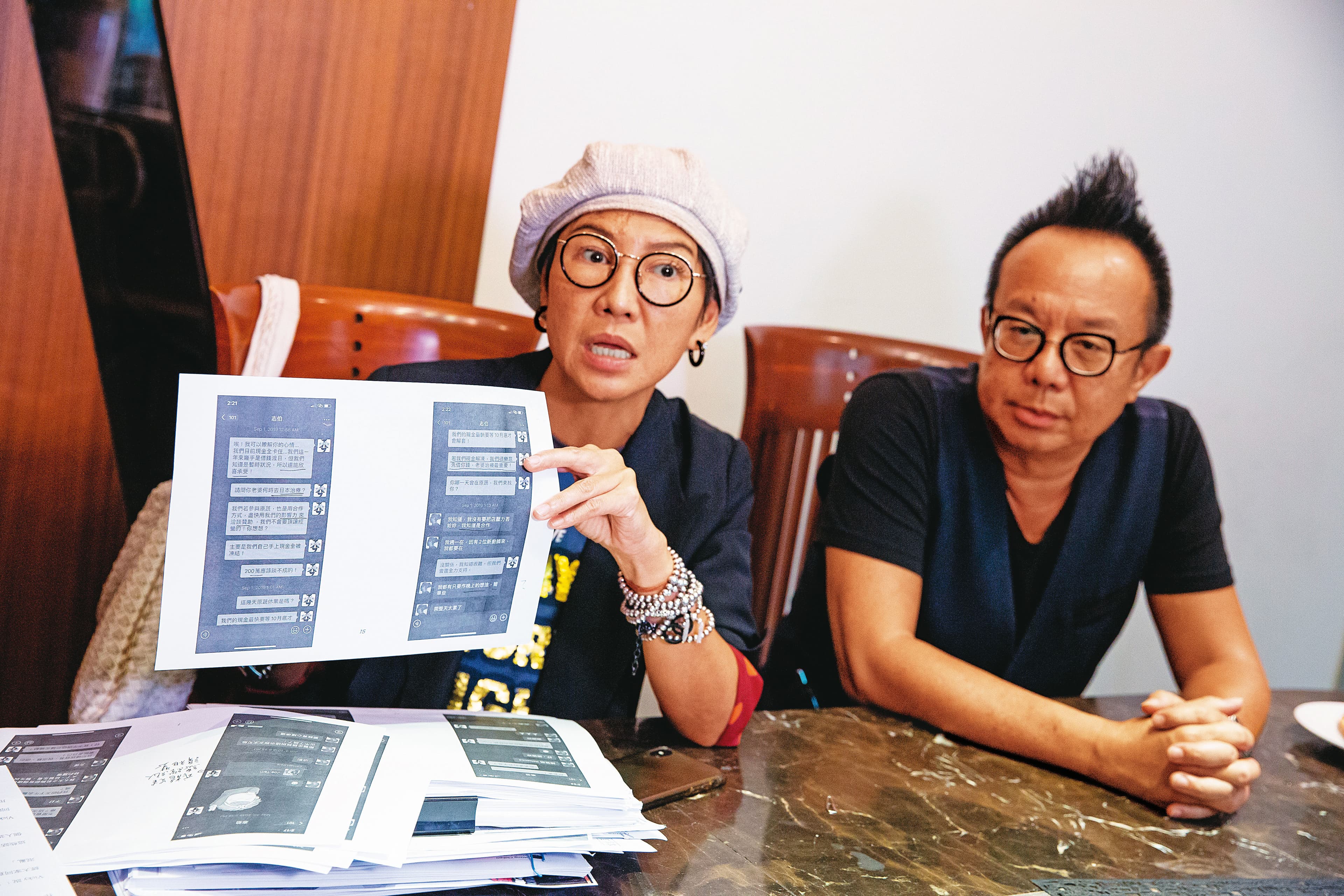 黃大煒（右）與女友Vicky（左）出示與林的對話截圖，證實當時將餐廳規劃任務交付給林家鍵處理。