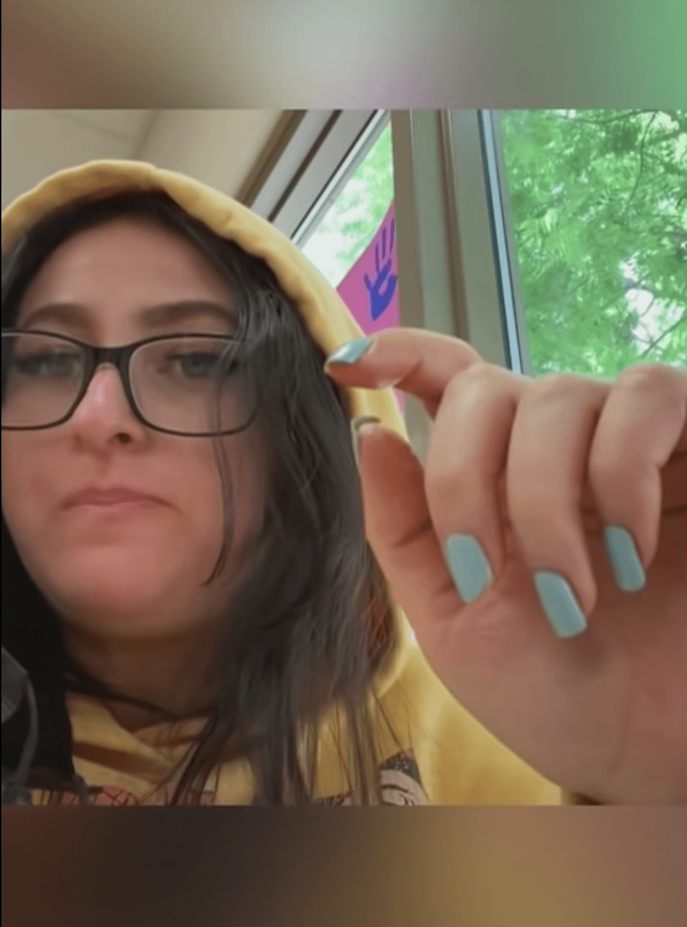喬裝成女兒去學校的賈西亞，連中午摘口罩吃飯也沒被發現。（翻攝自Casey Garcia YouTube）
