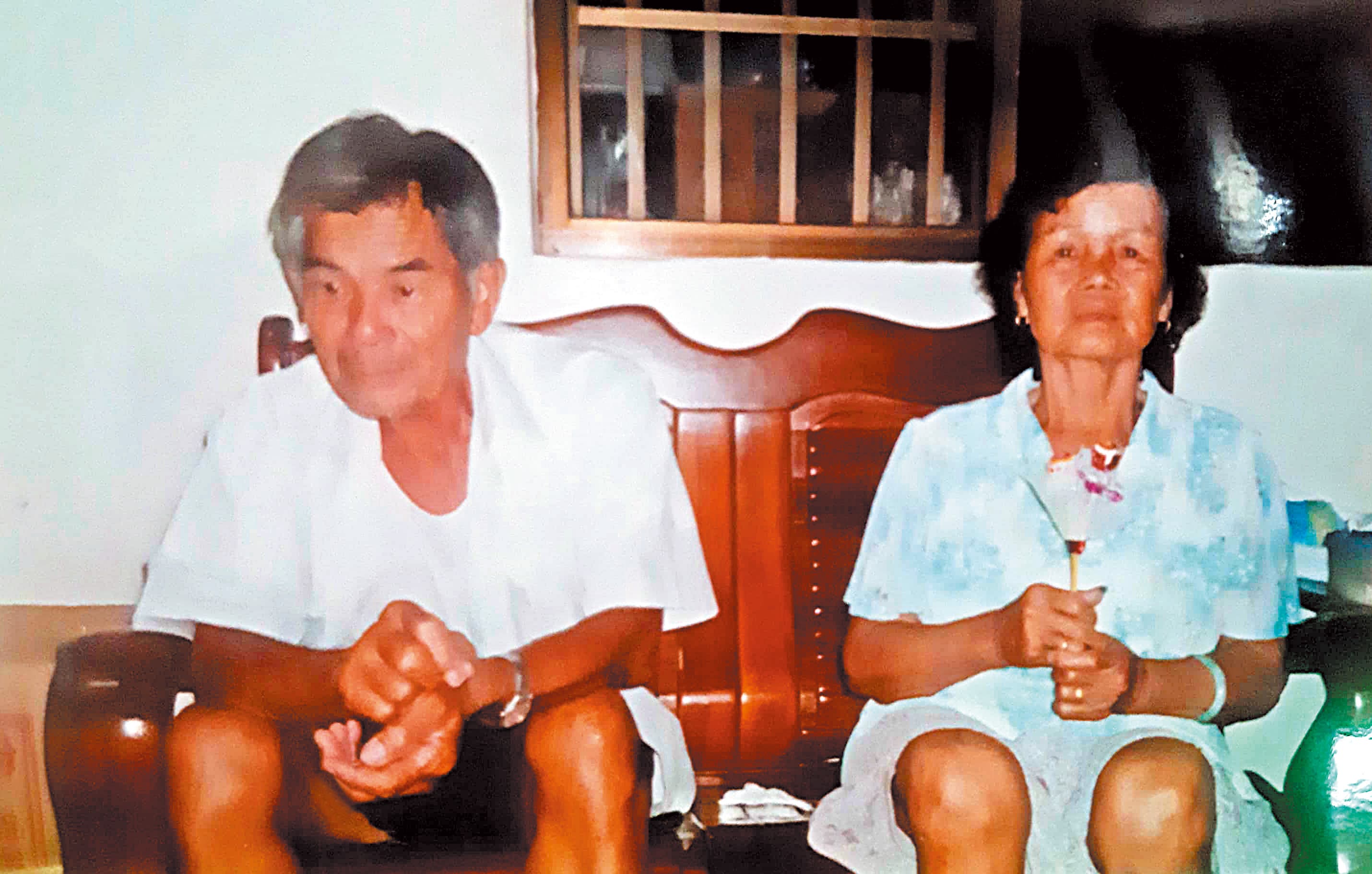 陳庭訓說，父親88歲了，仍在種田。圖為他父母親早年難得拍下的照片。（陳庭訓提供）