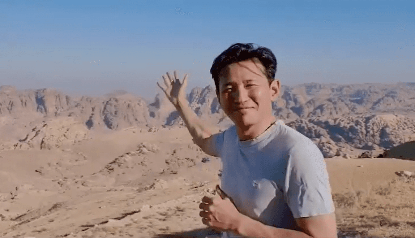 黃晸玟去年夏天飛往約旦和玄彬拍攝新片《交涉》，當時他另一部電影《魔鬼對決》正在韓國上映，他特地在當地拍影片向影迷問好。（翻攝自IG @cjenmmovie）