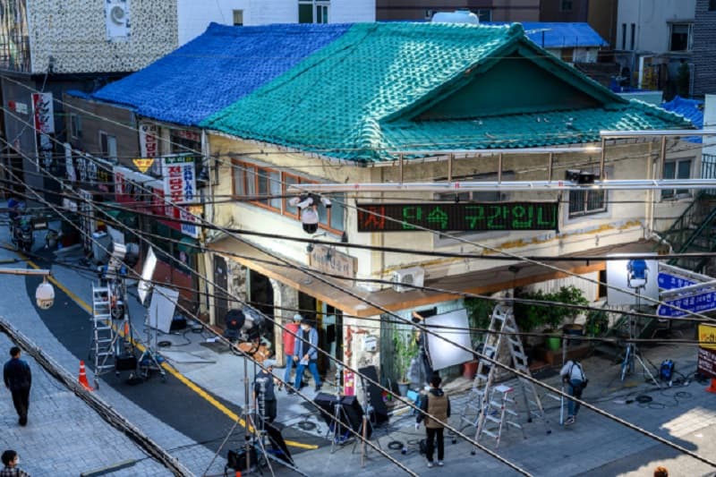 電影《如果雨之後》於疫情間到釜山取景，當地釜山影像委員會也給予全面協助。（翻攝自《釜山日報》）