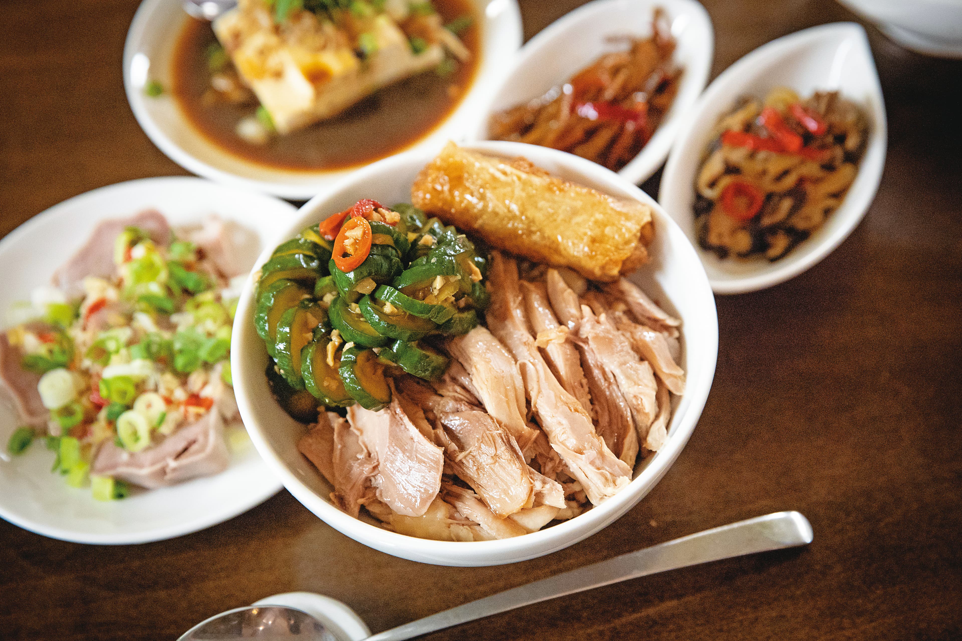 「私房雞肉飯」傳承自蘇紋雯母親。蘇紋雯謙稱，「原本只是自家吃的員工餐」，卻因口耳相傳，成了魚麗招牌菜。