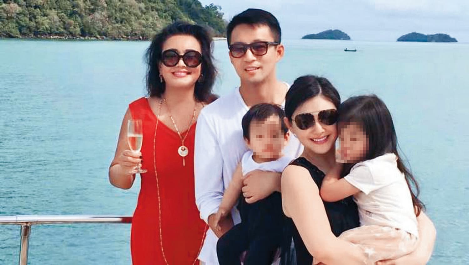兩岸婚姻維繫難不難？大S（前）一家4口和婆婆張蘭（後排左）也有歡聚好時光。（翻攝自汪小菲微博）