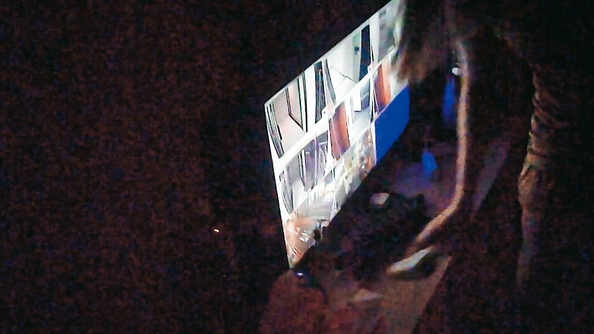 色情業者在套房內都配有監視器螢幕，讓小姐能隨時掌握門外狀況。（讀者提供）