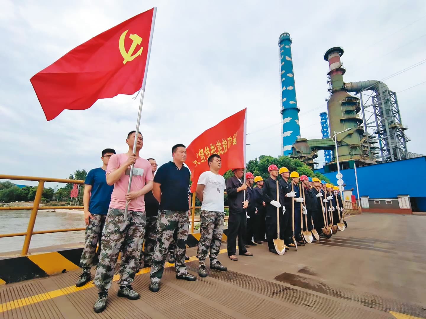 為達到碳中和目標，中國政府嚴控鋼鐵、玻陶廠新增產能。（翻攝富鑫鋼鐵官網）