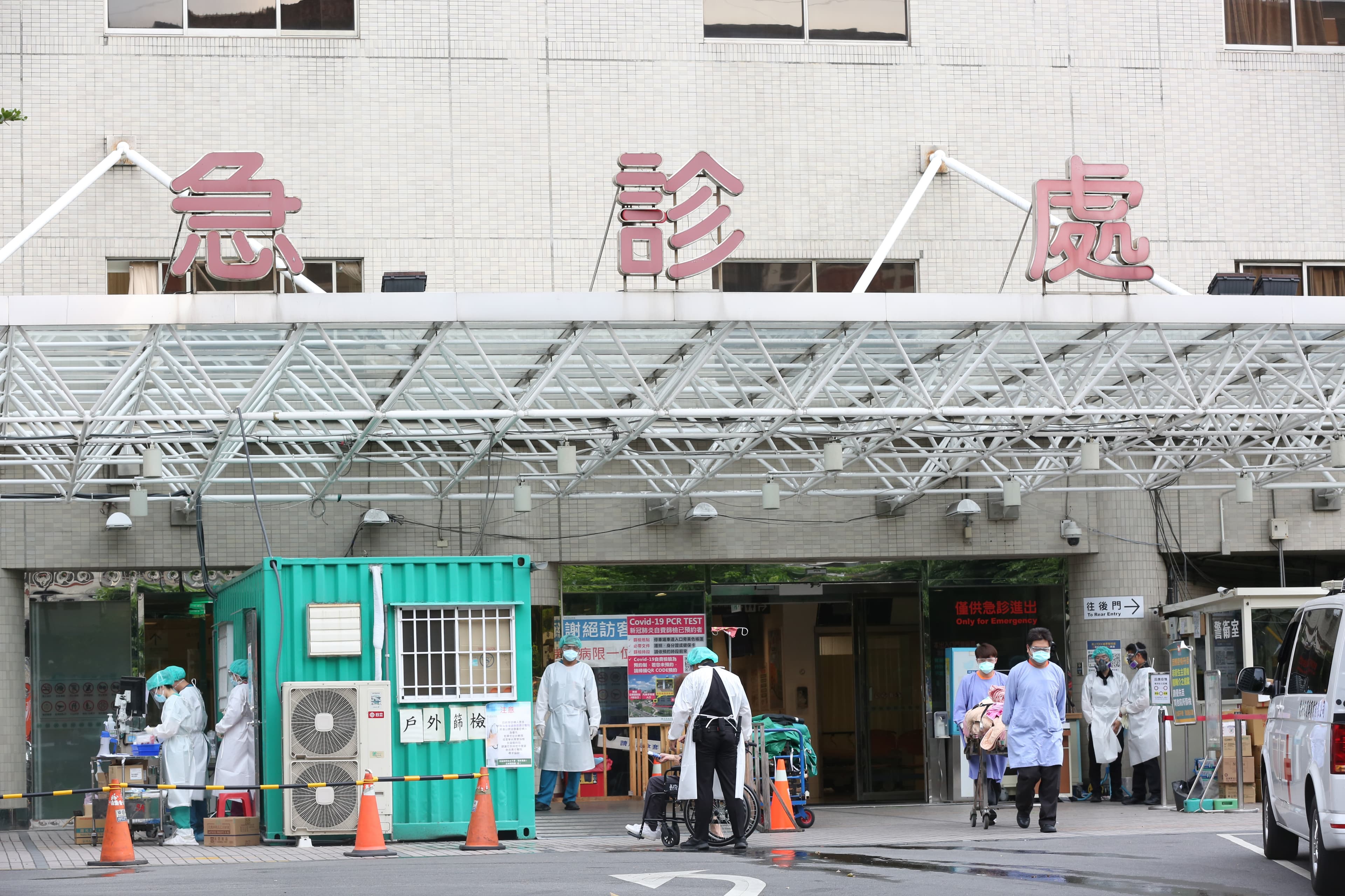 在所有照顧COVID-19的醫護團隊中，羅一鈞特別點出「新冠第一戰神亞東台姐團隊」；圖為亞東醫院外觀照。（本刊資料照）