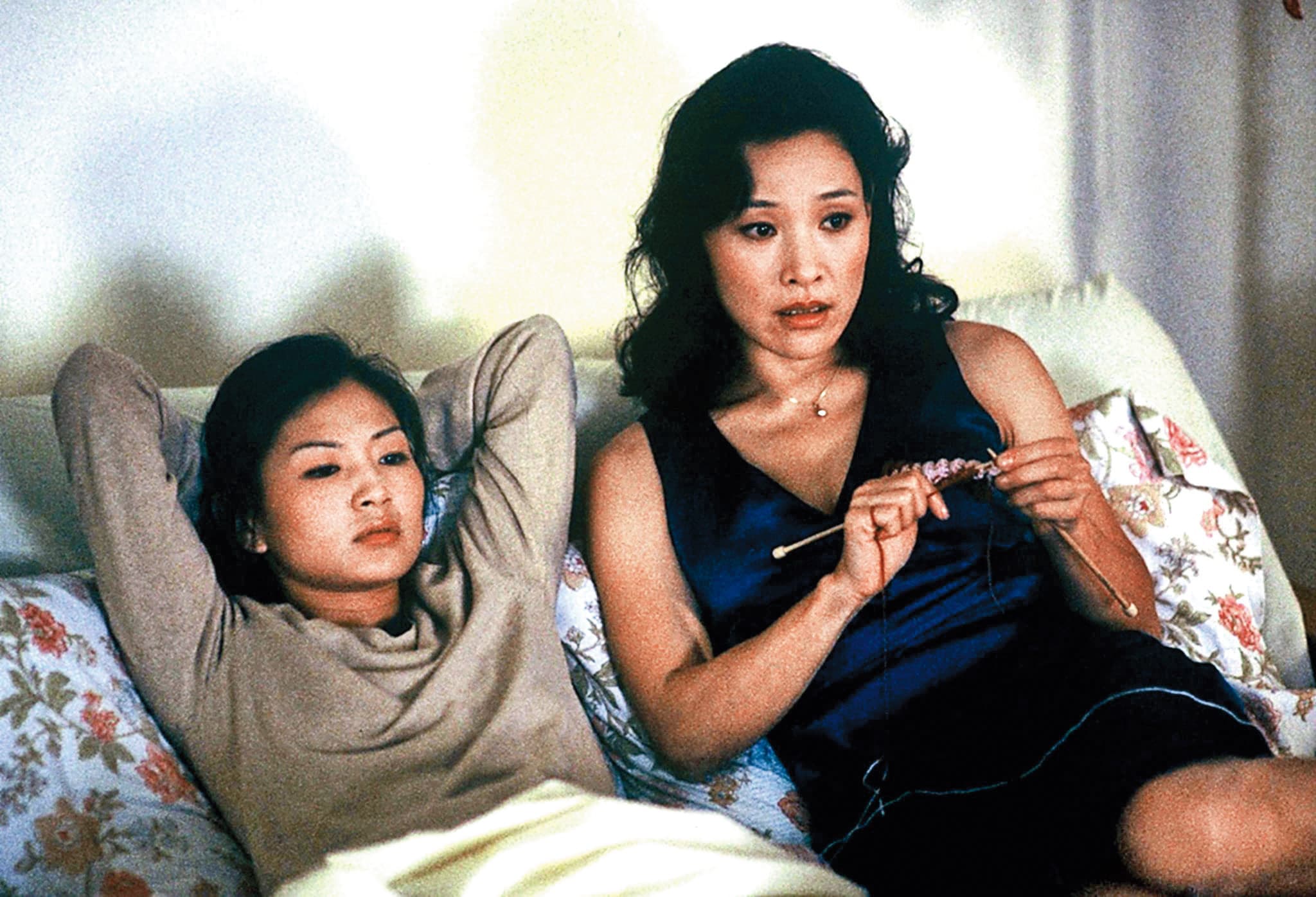 女星陳沖（右）主演的《面子》是經典的女同志電影，獲第42屆金馬獎觀眾票選最佳影片。（翻攝自popsugar.com）