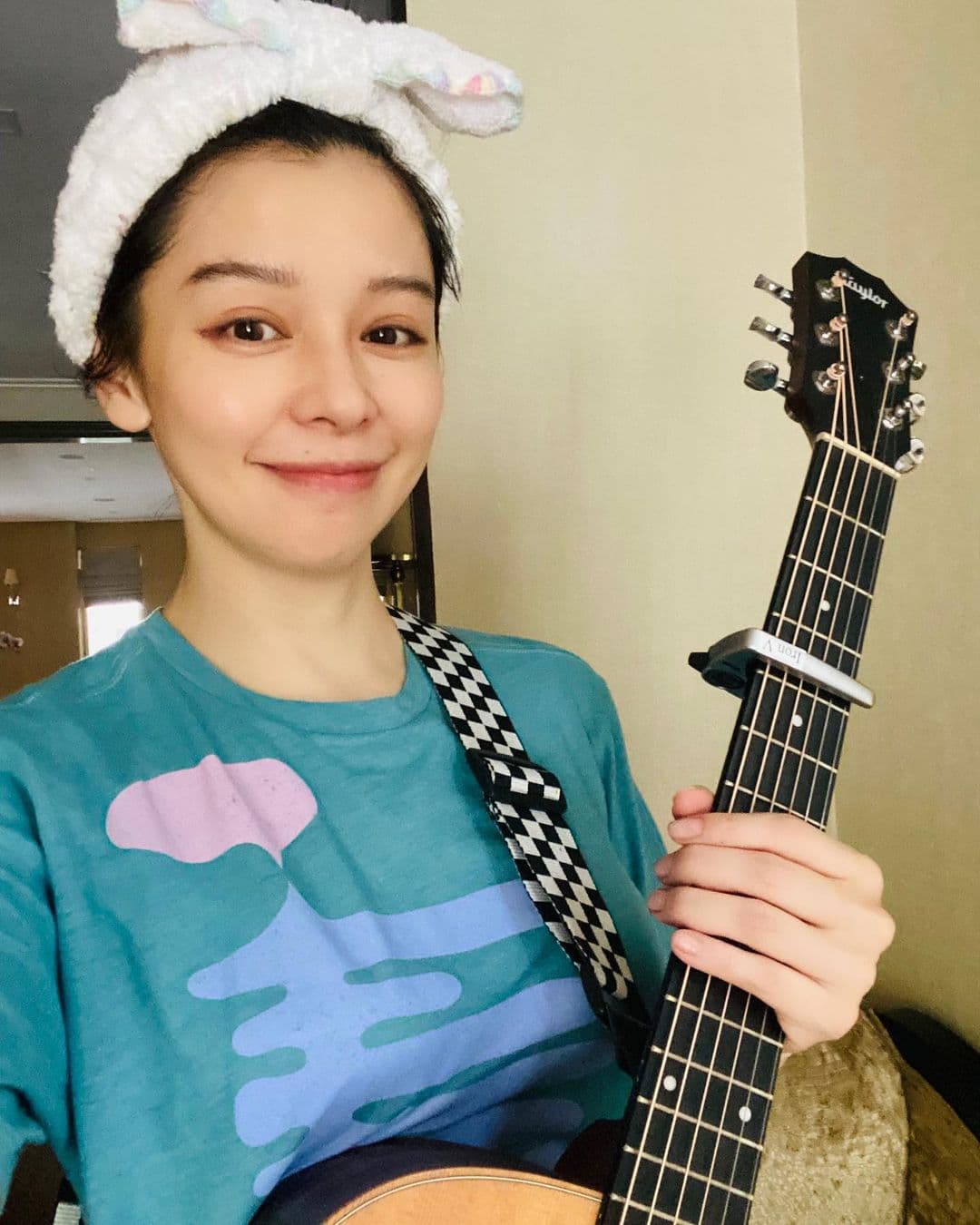 宅在新加坡家裡的徐若瑄開放點歌，自彈自唱用歌聲陪伴在台北抗疫的粉絲。（翻攝自徐若瑄IG）