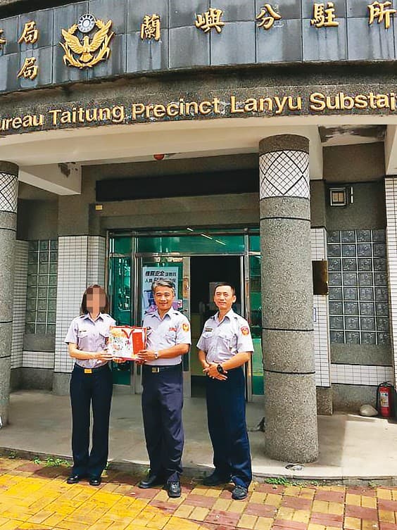 李哲銘（中）曾與警察歌手陳建年（右）在蘭嶼分駐所前合影。（翻攝台東警分局臉書）