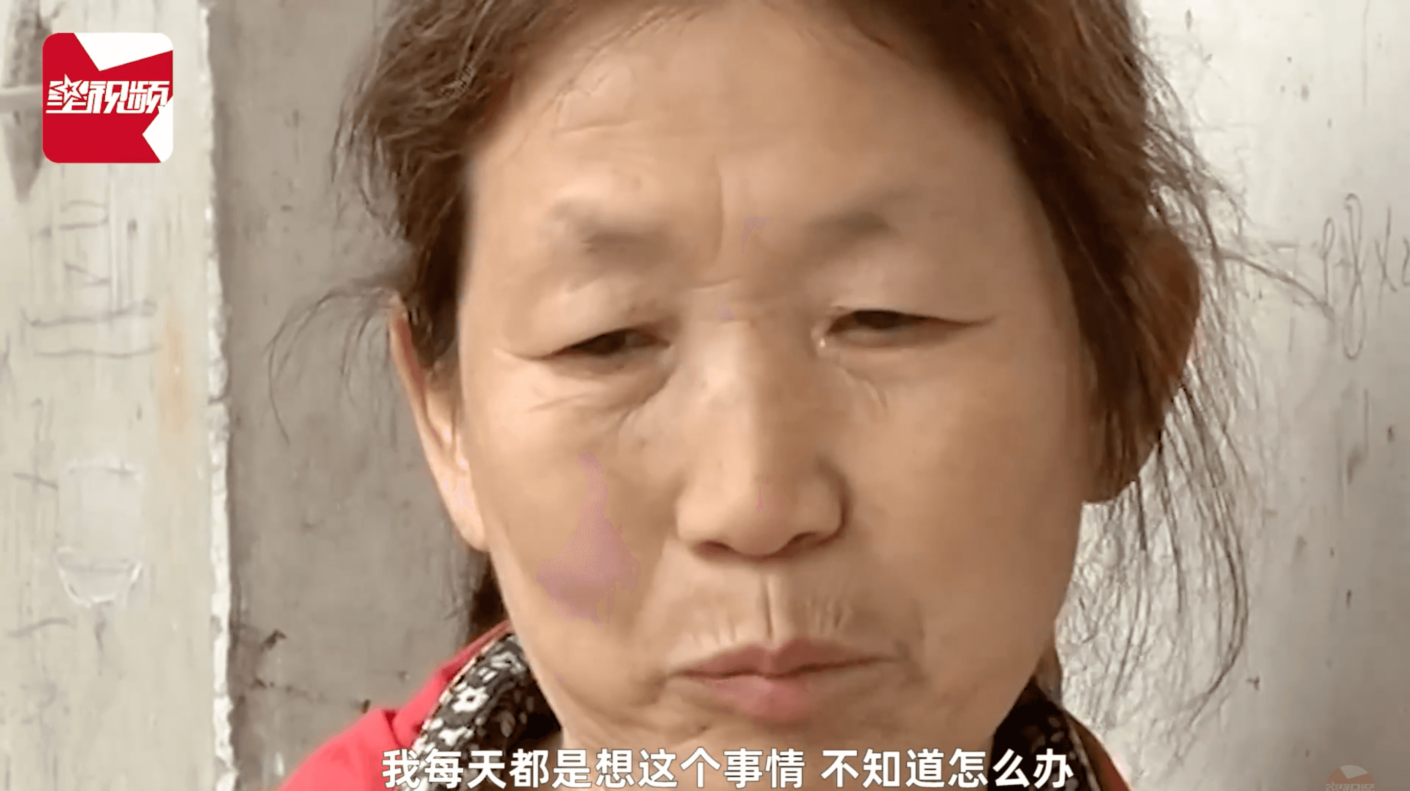 母親擔心若自己老了，癱瘓的女兒會沒人照顧。（翻攝自星視頻微博）