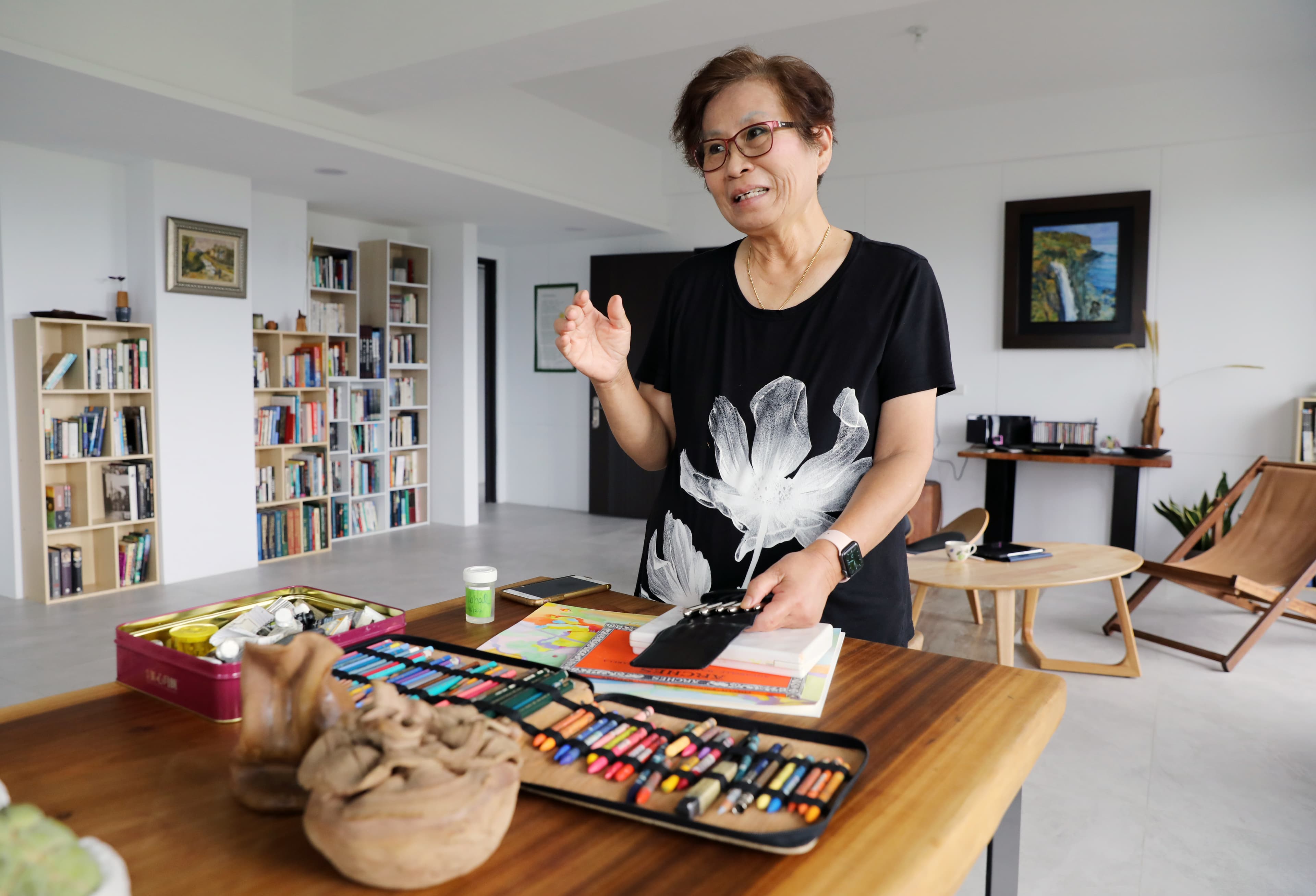 人生前半場，六姨靠著當護士謀生，探索人生；下半場她圓畫家夢。六姨說，畫畫讓他創意勃發，是他生命的泉源。