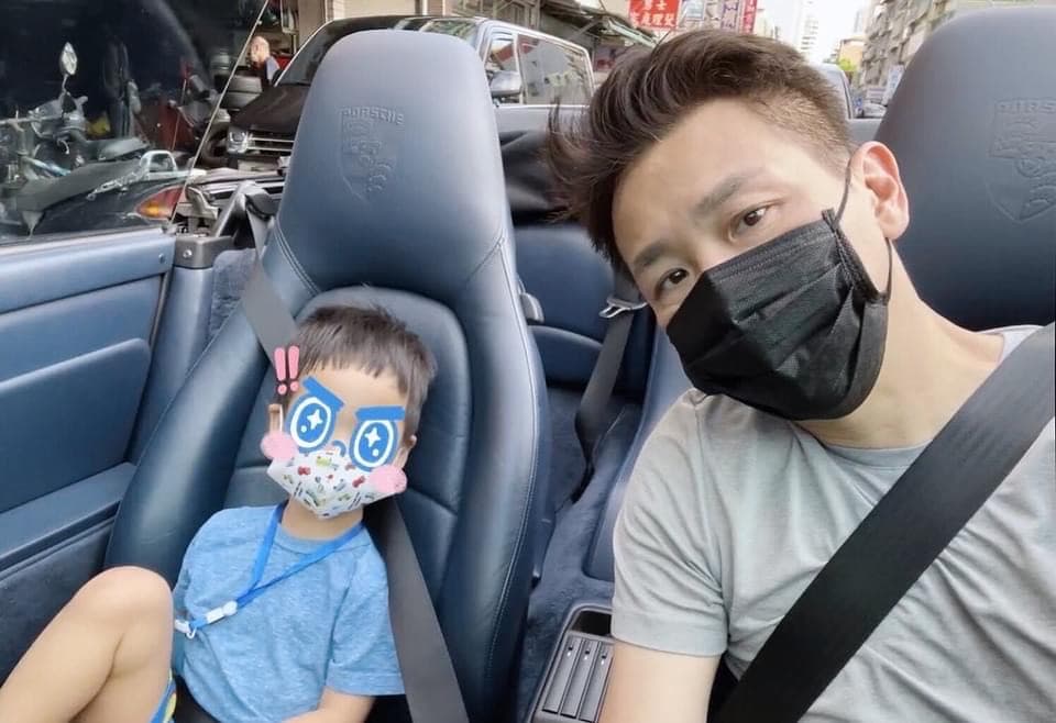 陶喆開著當年送給父親陶大偉的銀色保時捷，帶兒子去兜風。（翻攝自陶喆臉書）