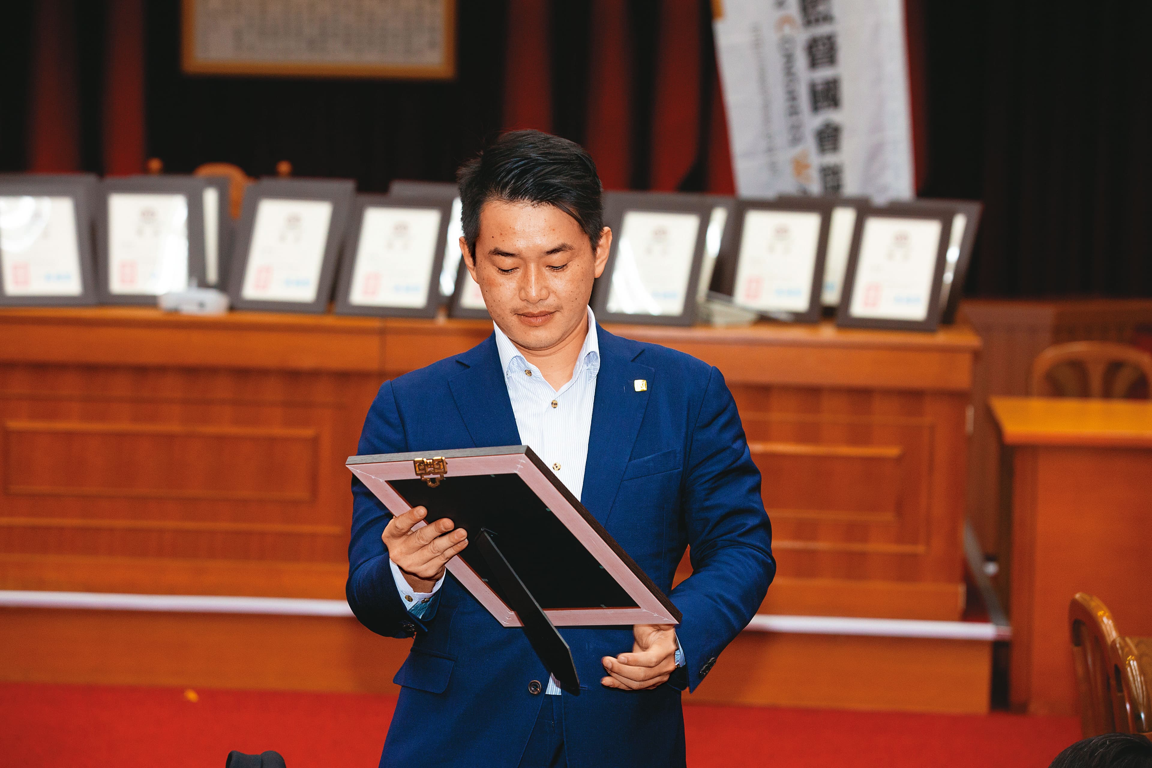 陳柏惟今年4月獲頒公督盟優秀立委獎，但罷免案仍持續進行當中。