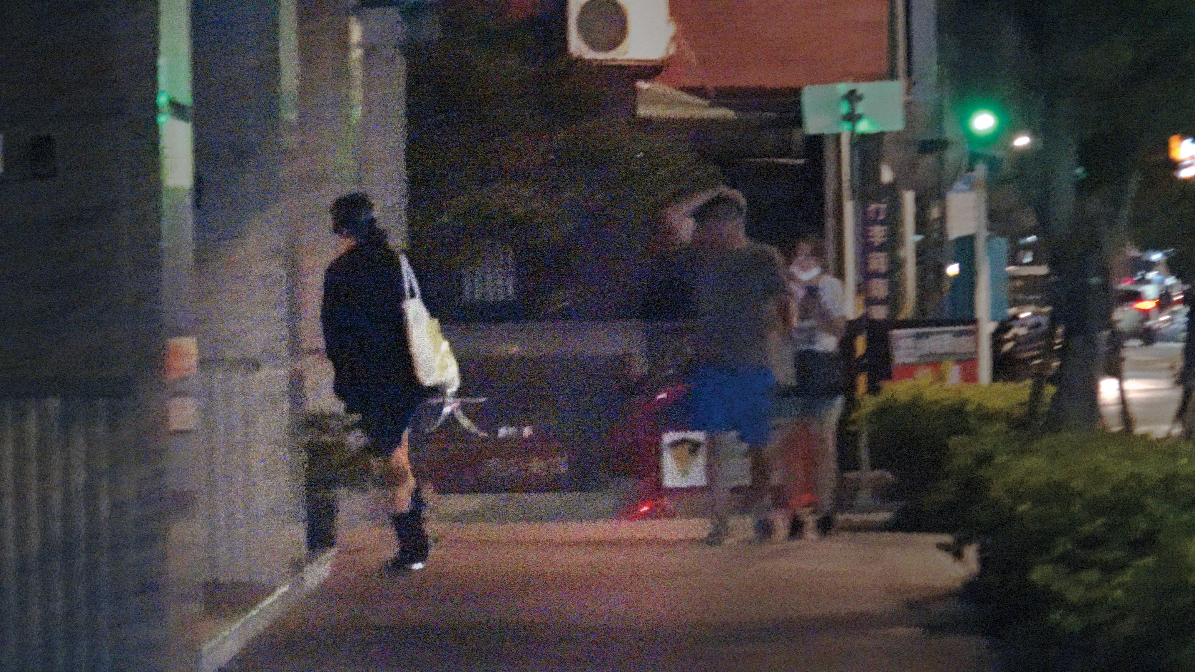 22：08， 戴愛玲回到台北市中正區豪宅，當地一戶至少要價3,000萬元起跳。