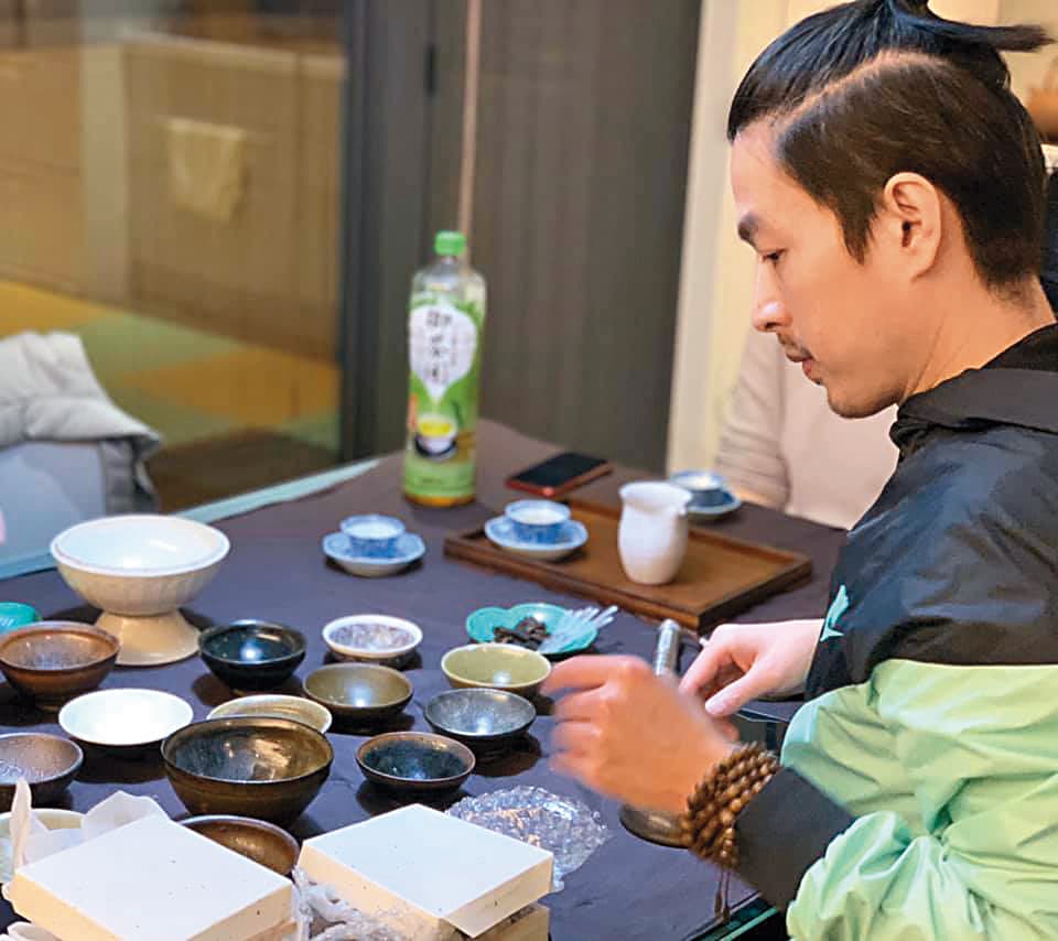 李威虔心修佛，也對骨董、翡翠、茶具等物品有研究。（翻攝自張烜榮臉書）
